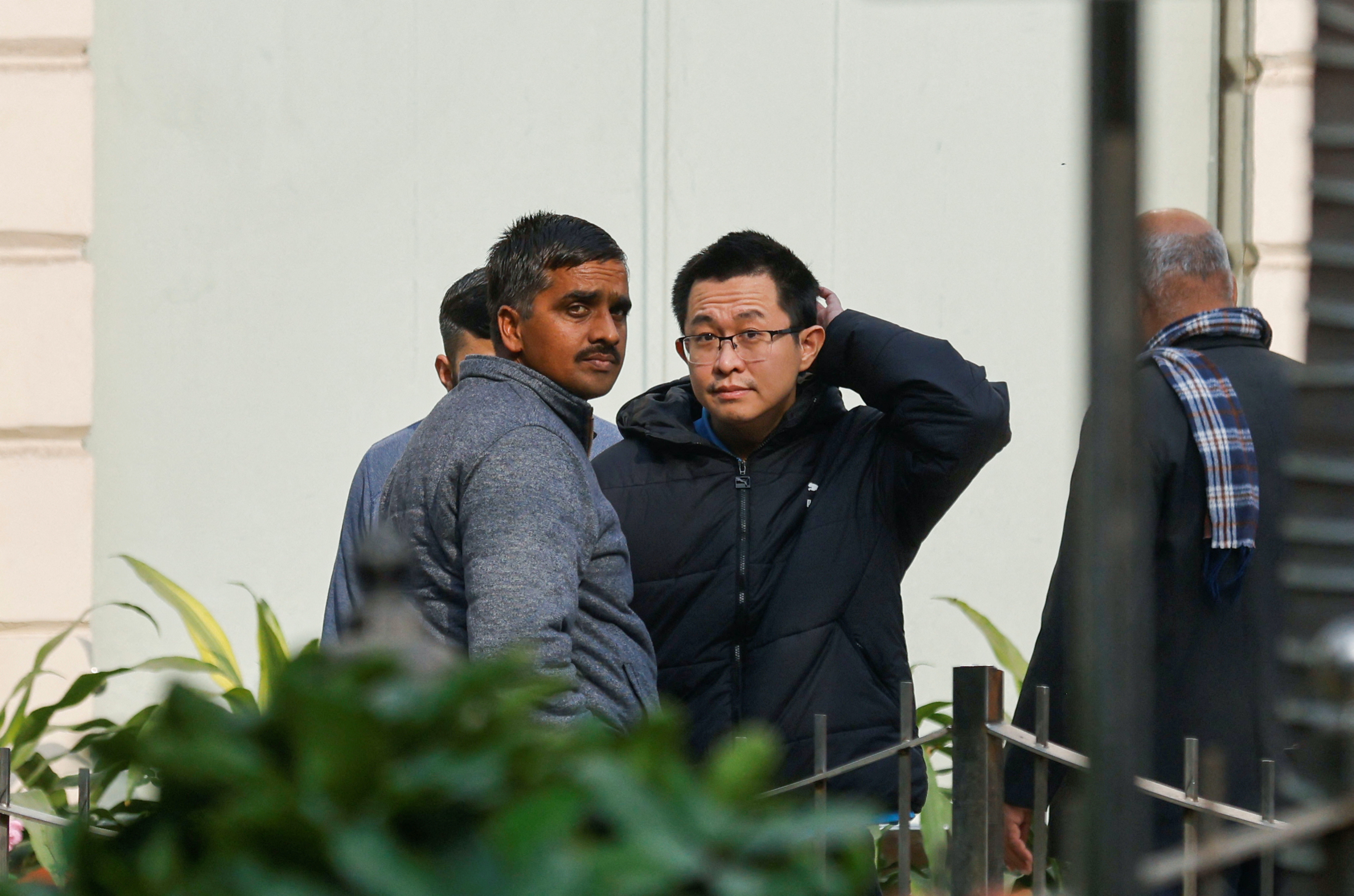 圖為12月26日，新德里法院前，Vivo印度子公司高層，洪旭全（音譯）與Harinder Dahiya。（Reuters）
