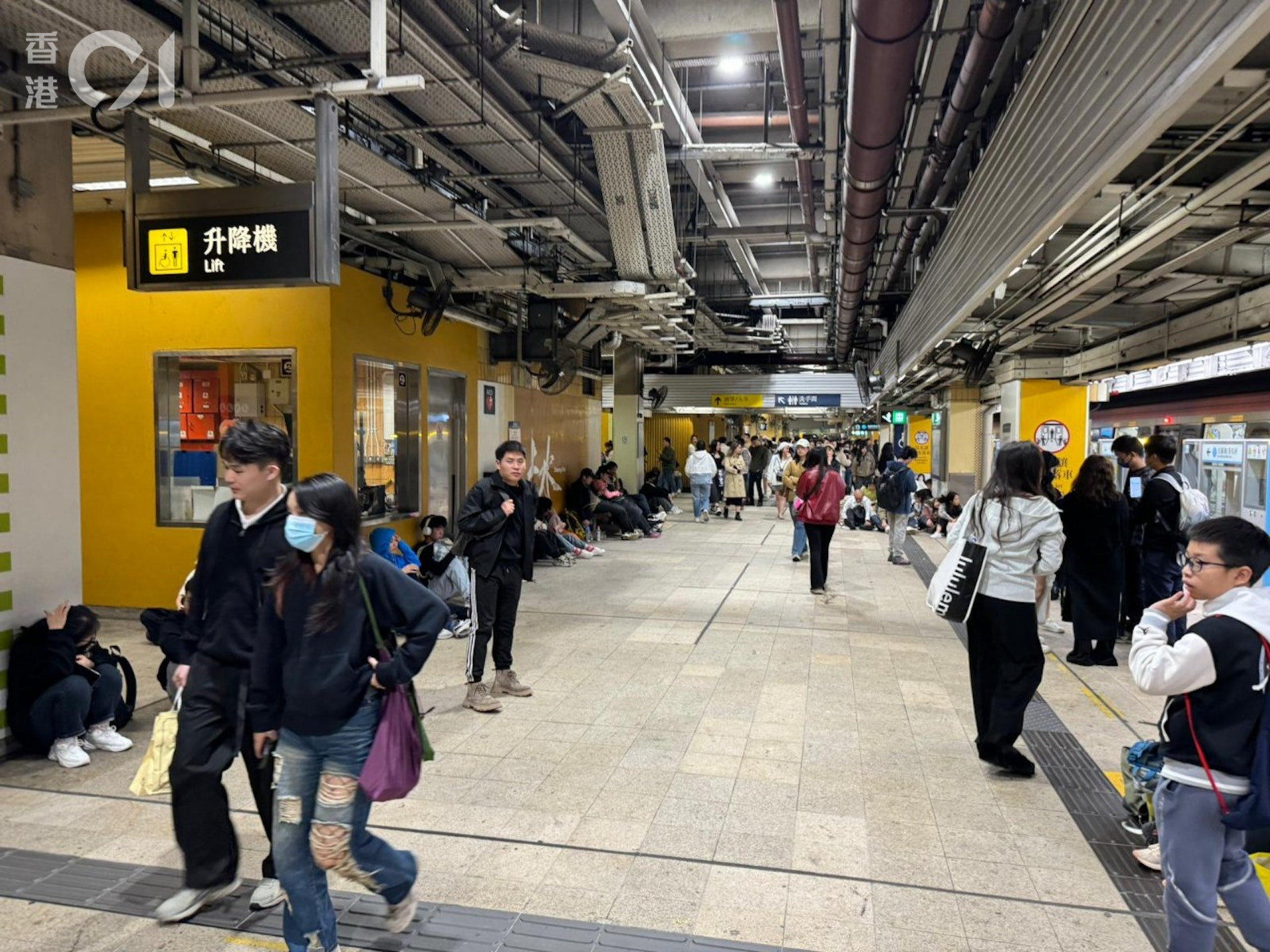 1月1日元旦凌晨,部份在上水站的內地旅客坐在地上、部份則坐在樓梯口,據悉他們等候頭班列車前往關口出境往深圳。 1月1日元旦凌晨,部份在上水站的內地旅客坐在地上、部份則坐在樓梯口,據悉他們等候頭班列車前往關口出境往深圳。