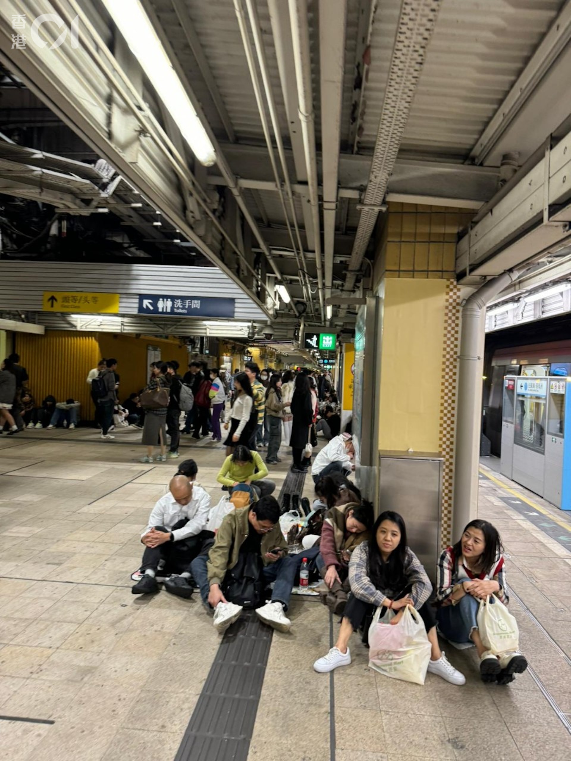 1月1日元旦凌晨,部份在上水站的內地旅客坐在地上、部份則坐在樓梯口,據悉他們等候頭班列車前往關口出境往深圳。 1月1日元旦凌晨,部份在上水站的內地旅客坐在地上、部份則坐在樓梯口,據悉他們等候頭班列車前往關口出境往深圳。
