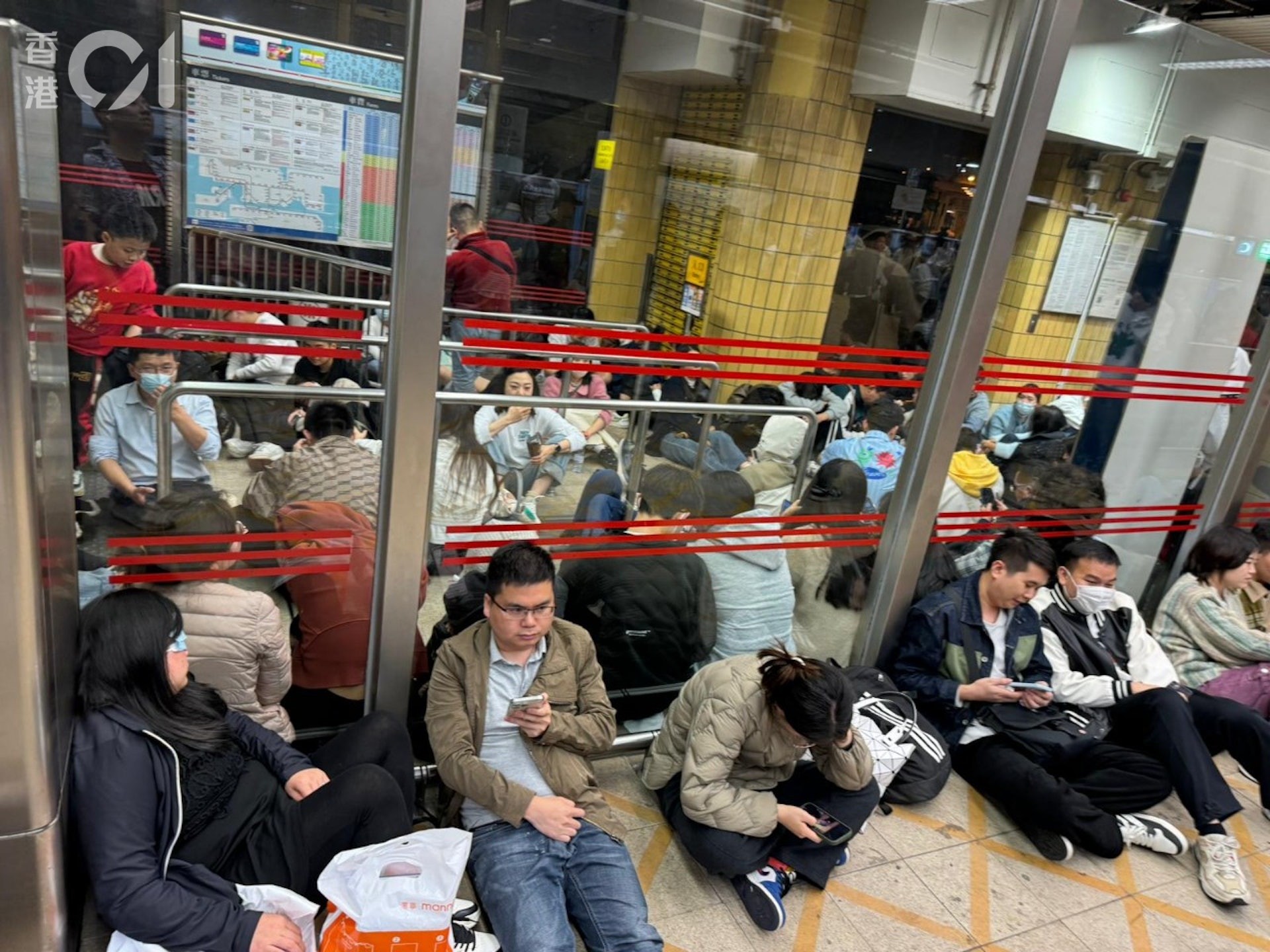 1月1日元旦凌晨,部份在上水站的內地旅客坐在地上、部份則坐在樓梯口,據悉他們等候頭班列車前往關口出境往深圳。 1月1日元旦凌晨,部份在上水站的內地旅客坐在地上、部份則坐在樓梯口,據悉他們等候頭班列車前往關口出境往深圳。