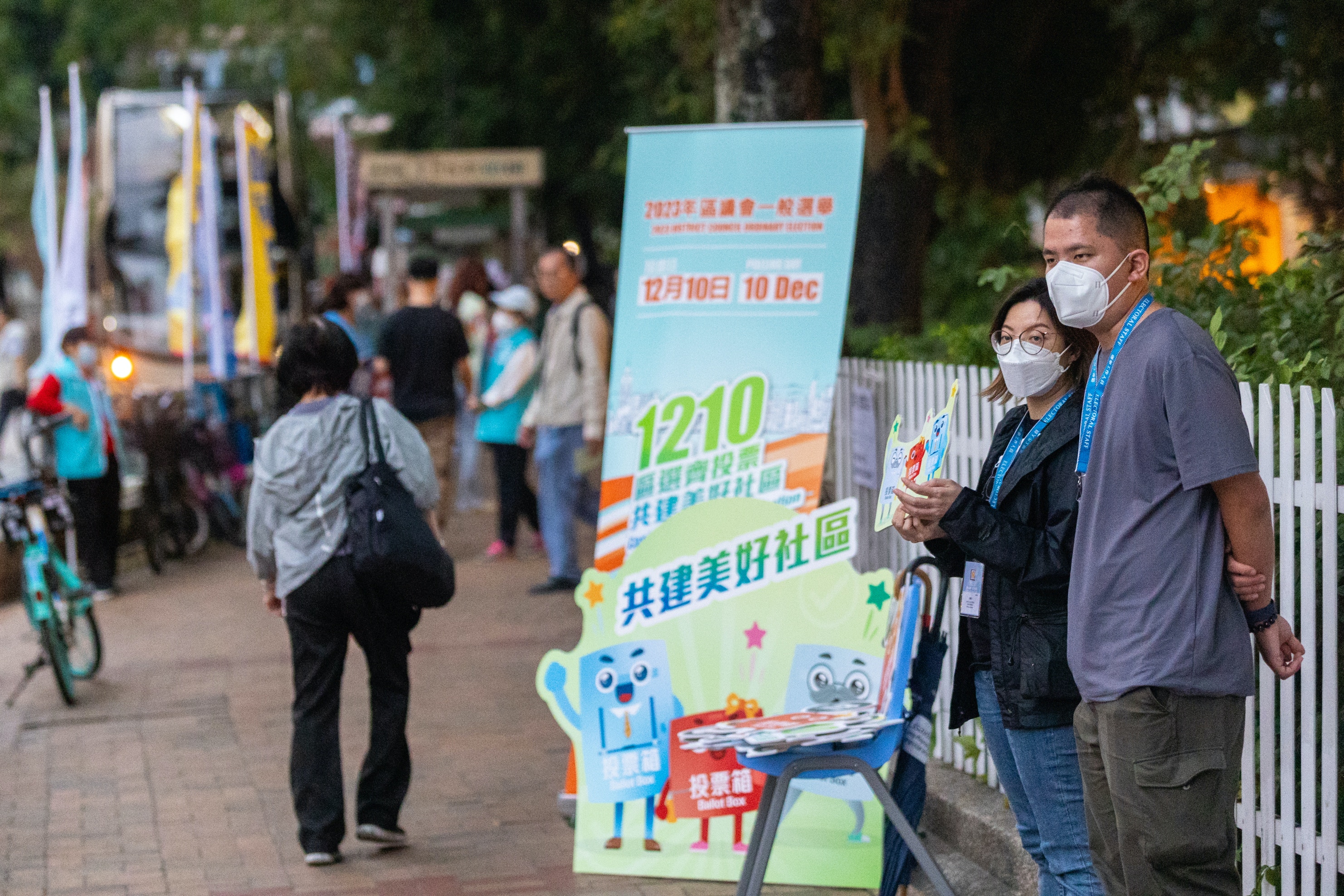 政府「完善地區治理」後的首場區議會選舉，政府動員大量人力宣傳，最終只錄得回歸後最低的27.54%投票率。（林靄怡攝）