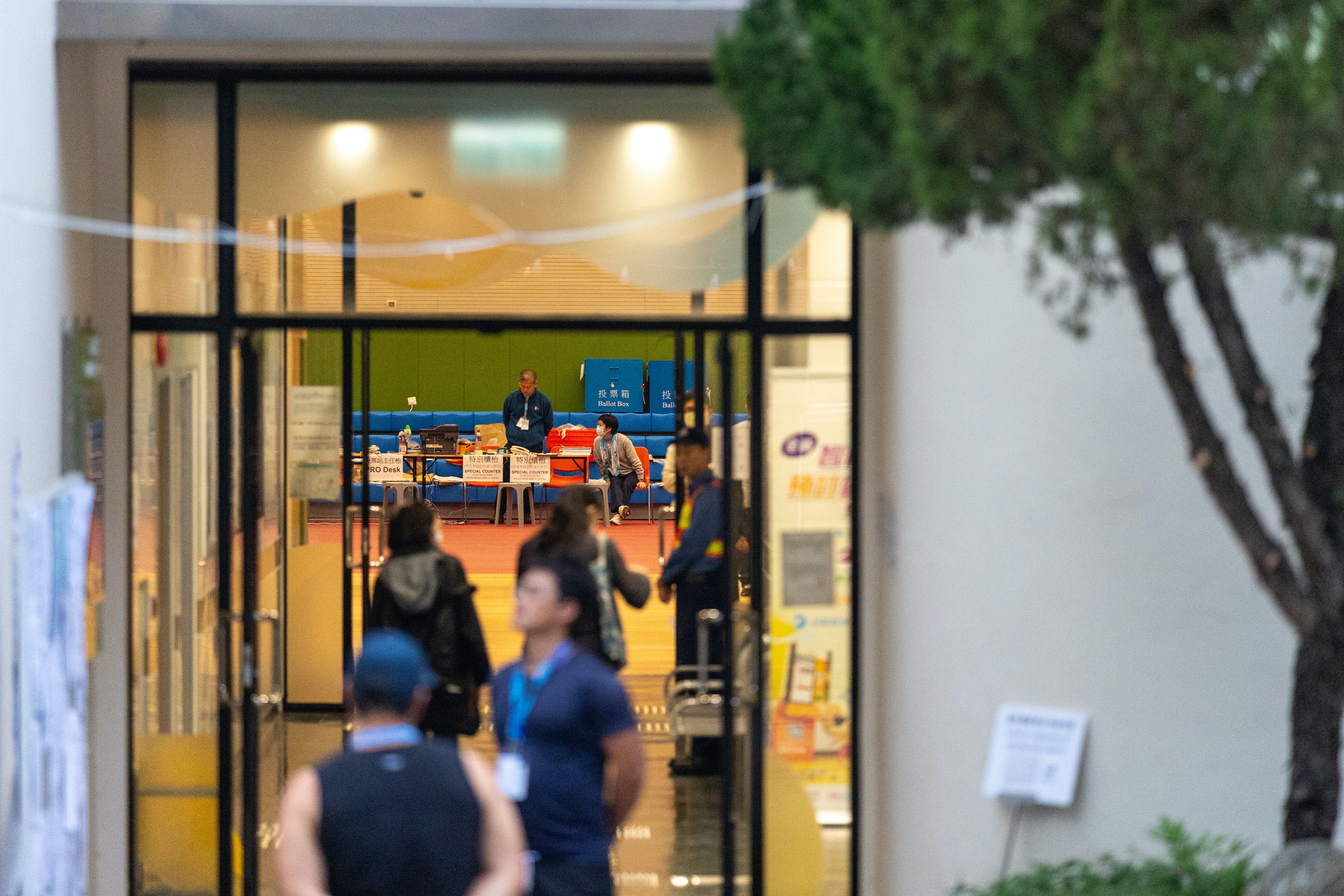 政府「完善地區治理」後的首場區議會選舉，政府動員大量人力宣傳，最終只錄得回歸後最低的27.54%投票率。（林靄怡攝）