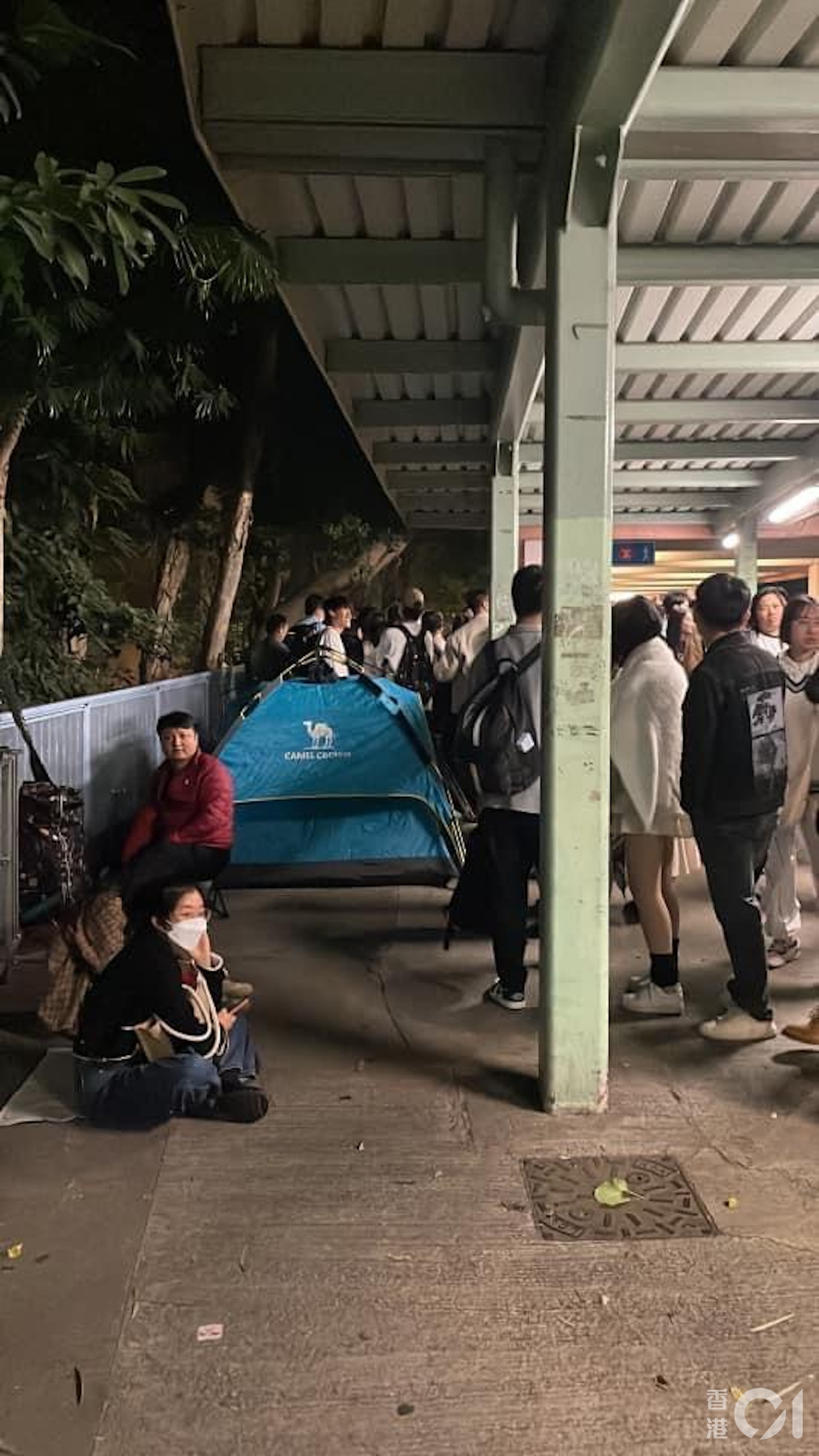 1月1日元旦凌晨,有數百名內地旅客乘坐港鐵到達上水站,有人紮營,等候早上出入境口岸開門。(讀者提供) 1月1日元旦凌晨,有數百名內地旅客乘坐港鐵到達上水站,有人紮營,等候早上出入境口岸開門。(讀者提供)