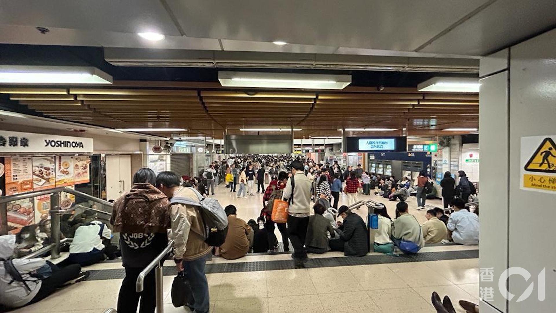 1月1日元旦凌晨,部份在上水站的內地旅客坐在地上、部份則坐在樓梯口,據悉他們等候頭班列車前往關口出境往深圳。(讀者提供) 1月1日元旦凌晨,部份在上水站的內地旅客坐在地上、部份則坐在樓梯口,據悉他們等候頭班列車前往關口出境往深圳。(讀者提供)