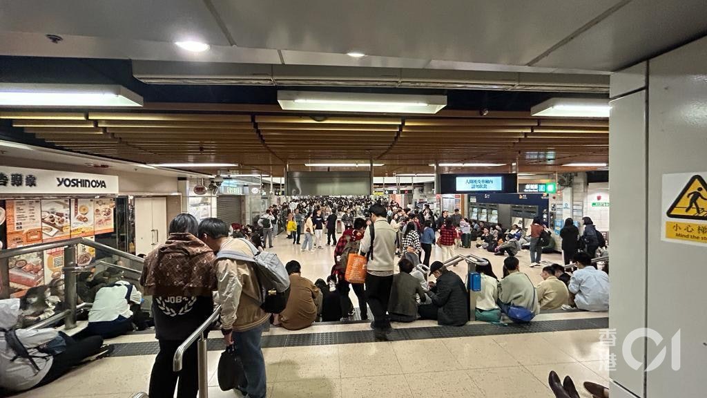 內地客滯留|今首10小時2.8萬人次落馬洲出境 通關以來單日最多 內地客滯留|今首10小時2.8萬人次落馬洲出境 通關以來單日最多