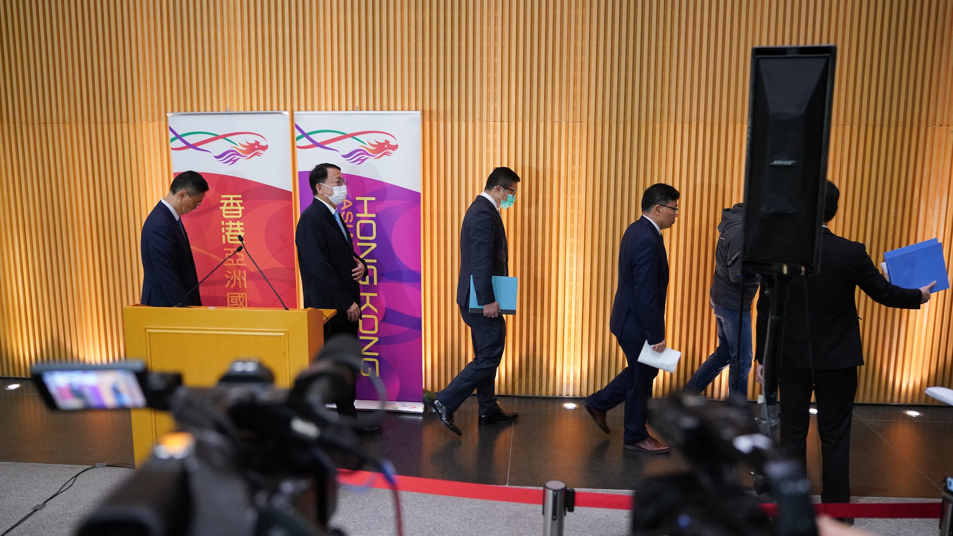 內地客滯留|官員「拆彈」集中談成因、展望 欠旅客一個道歉? 內地客滯留|官員「拆彈」集中談成因、展望 欠旅客一個道歉?