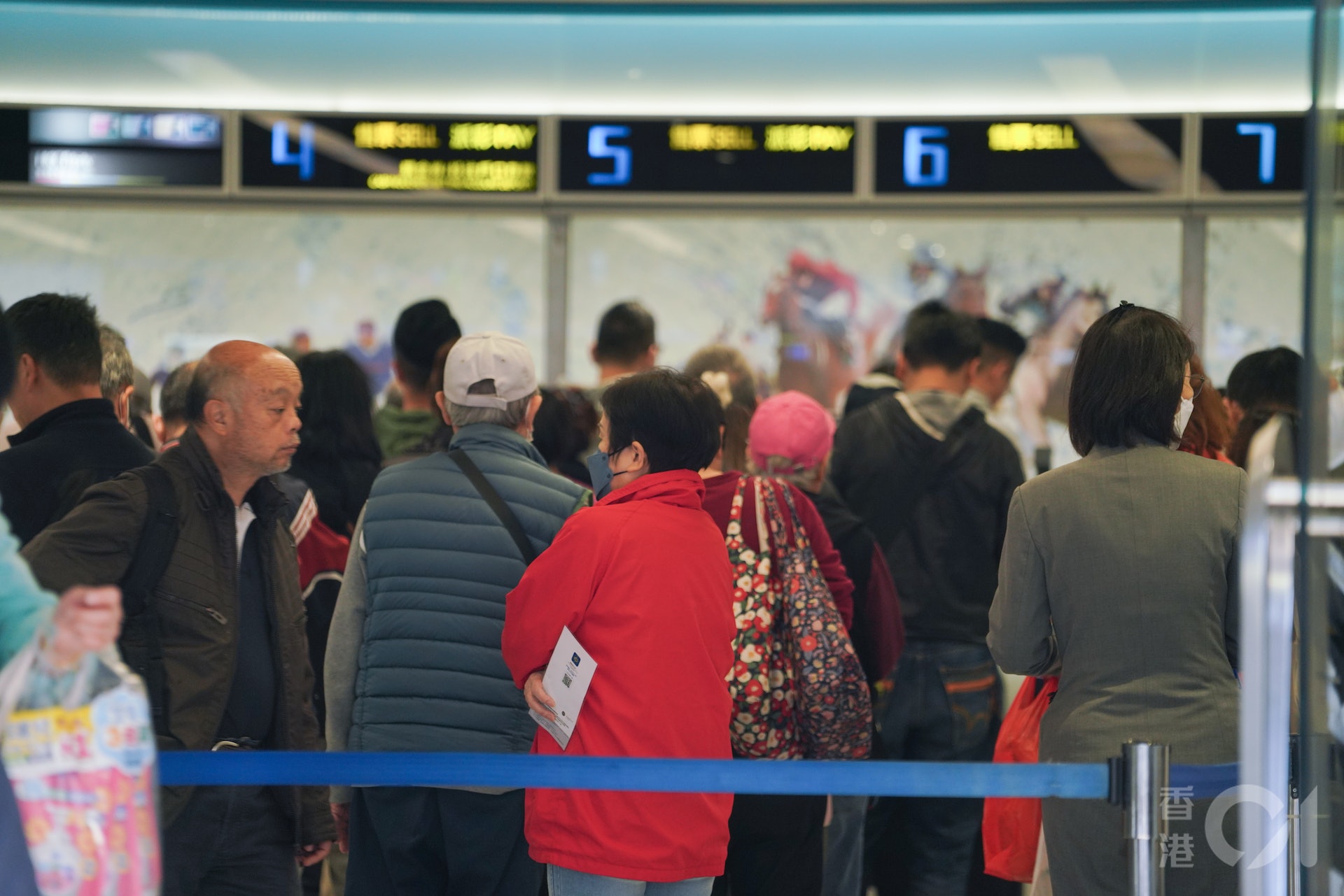 六合彩新年金多寶1月3日晚上攪珠,馬會估算頭奬一注獨中可獲8,000萬元。下午大埔廣場投注站有不少人到來買彩票。(黃浩謙攝) 六合彩新年金多寶1月3日晚上攪珠,馬會估算頭奬一注獨中可獲8,000萬元。下午大埔廣場投注站有不少人到來買彩票。(黃浩謙攝)
