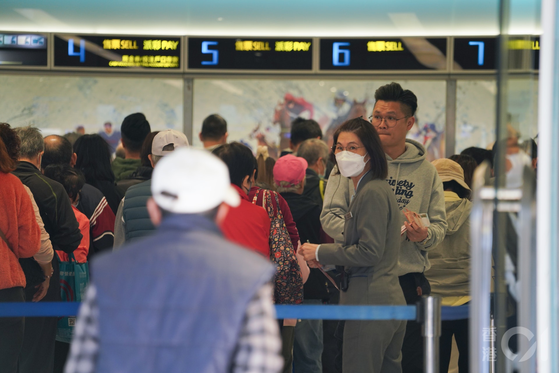 六合彩新年金多寶1月3日晚上攪珠,馬會估算頭奬一注獨中可獲8,000萬元。下午大埔廣場投注站有不少人到來買彩票。(黃浩謙攝) 六合彩新年金多寶1月3日晚上攪珠,馬會估算頭奬一注獨中可獲8,000萬元。下午大埔廣場投注站有不少人到來買彩票。(黃浩謙攝)