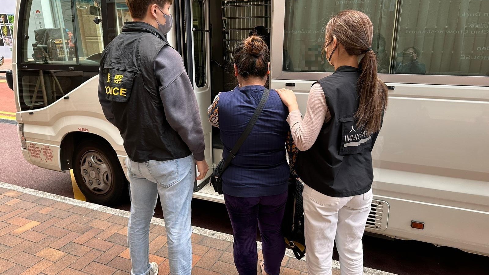 警與入境處灣仔打擊逾期居留 拘5印尼及內地女 包括一通緝犯 警與入境處灣仔打擊逾期居留 拘5印尼及內地女 包括一通緝犯