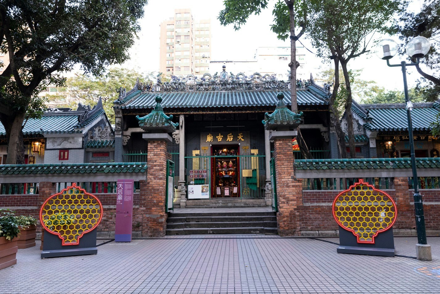 逾百年歷史的法定古蹟榕樹頭天后廟，具有深厚歷史價值，廟前放置「燈籠」發光打卡藝術裝置更是別具傳統意義。（攝：陳葦慈）