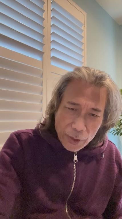 夏韶聲在Facebook上載了片段，講述日前美國邁亞密街頭驚現8至10尺高外星人。（Facebook截圖）