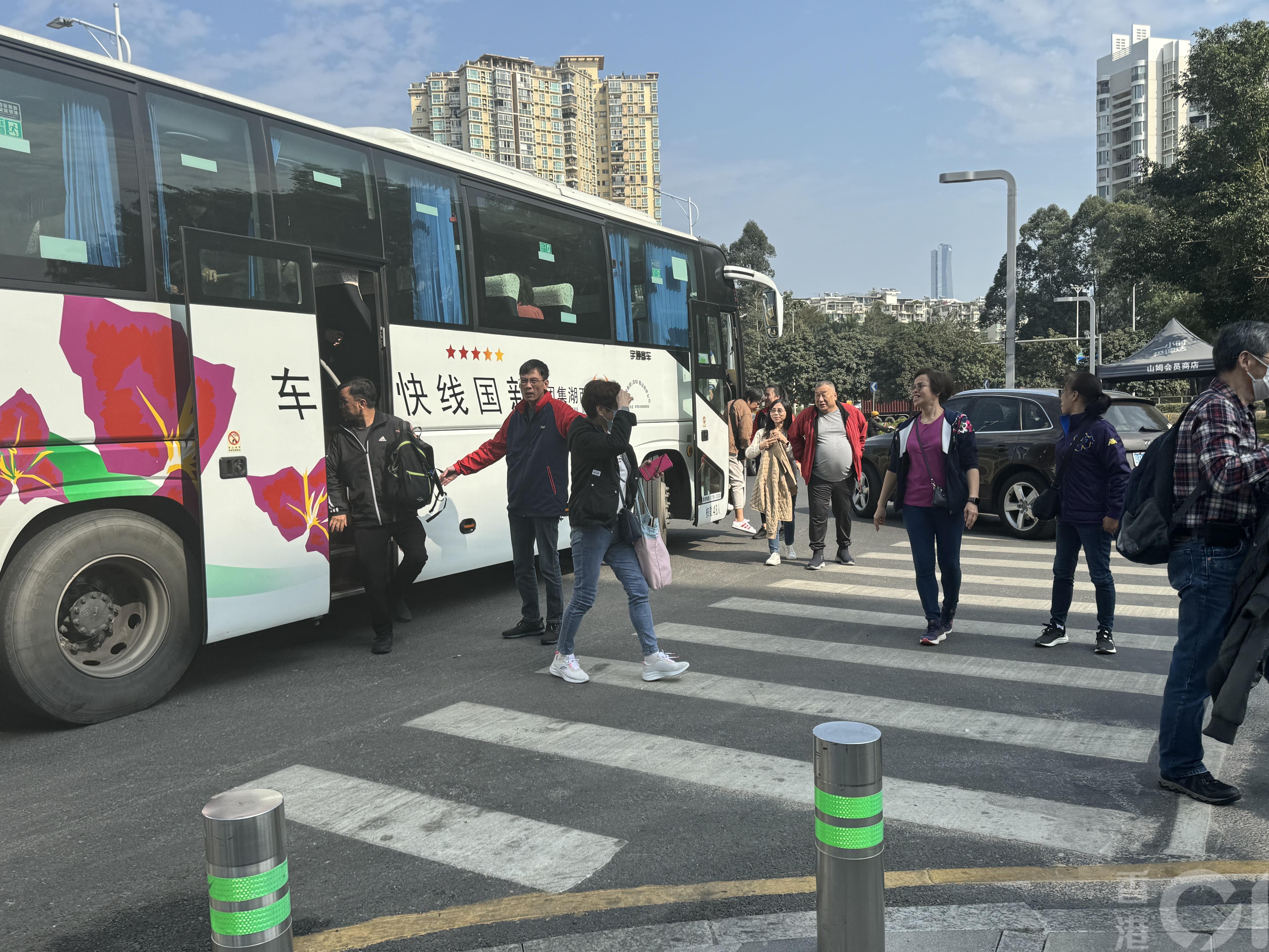 東瀛遊首團「山姆旅行團」1月7日來到最後一站深圳山姆超市，準備開始入內購物，同時間也有另外多個山姆旅行團旅遊巴到達。（鄧宇詩攝）