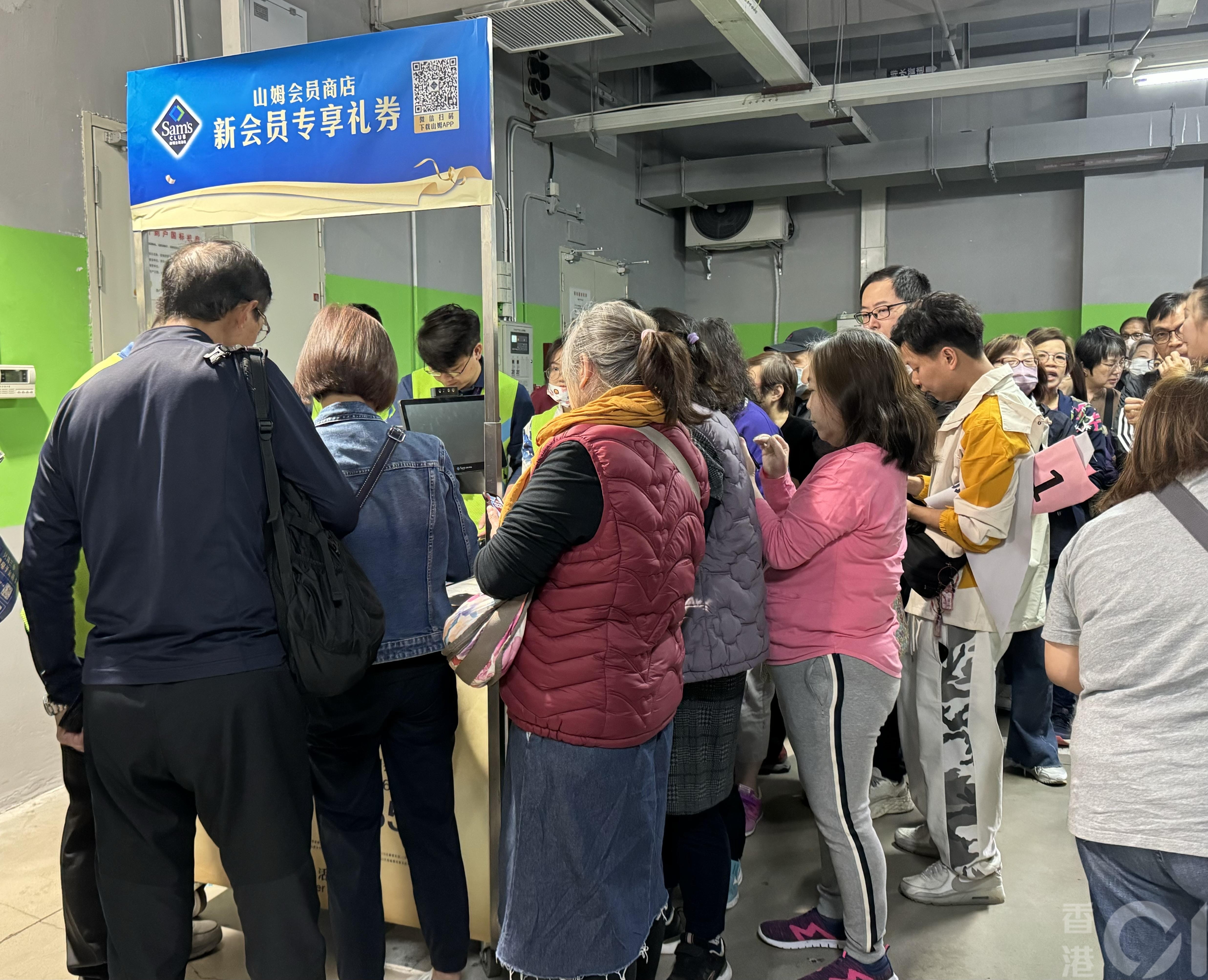 東瀛遊首團「山姆旅行團」1月7日來到最後一站深圳山姆超市，下車後在入口排隊辦理會員證。（鄧宇詩攝）
