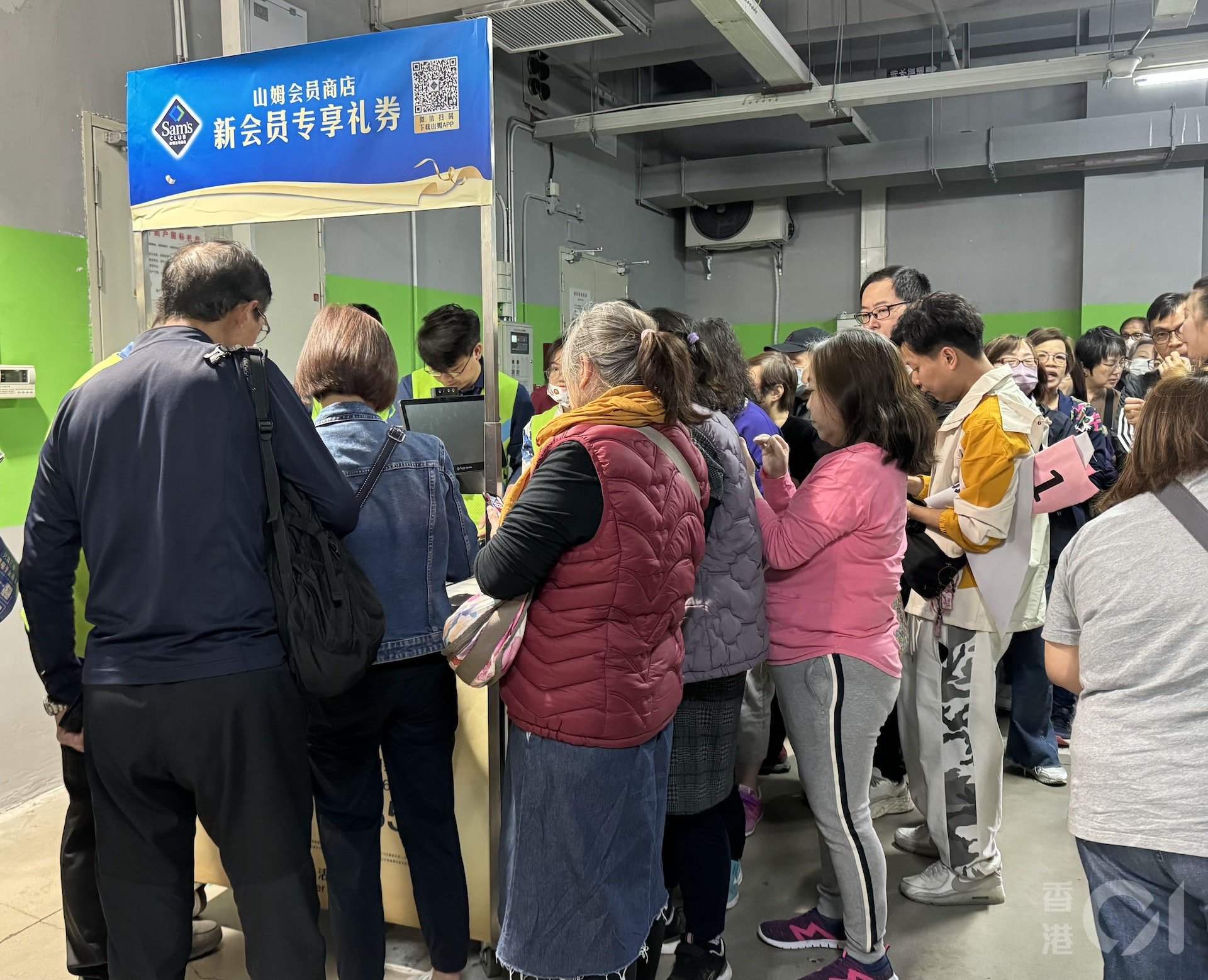 東瀛遊首團「山姆旅行團」1月7日來到最後一站深圳山姆超市,下車後在入口排隊辦理會員證。(鄧宇詩攝) 東瀛遊首團「山姆旅行團」1月7日來到最後一站深圳山姆超市,下車後在入口排隊辦理會員證。(鄧宇詩攝)