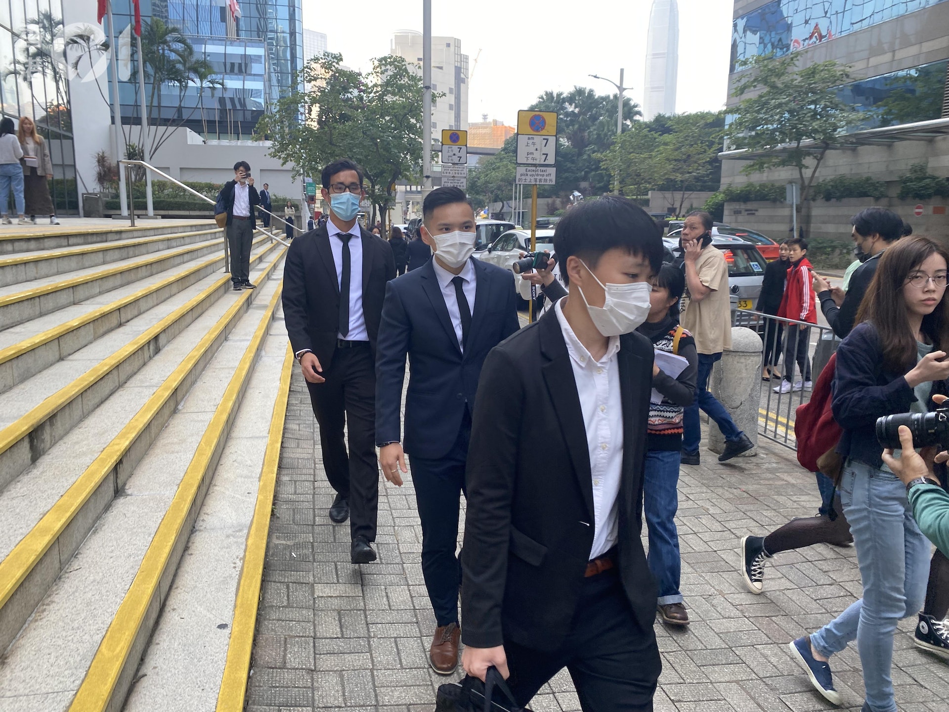 其中3名被告(戴口罩,由前至後):第七被告尹栢詩、第二被告韓廷光,及第八被告陳守業。(朱棨新攝) 其中3名被告(戴口罩,由前至後):第七被告尹栢詩、第二被告韓廷光,及第八被告陳守業。(朱棨新攝)