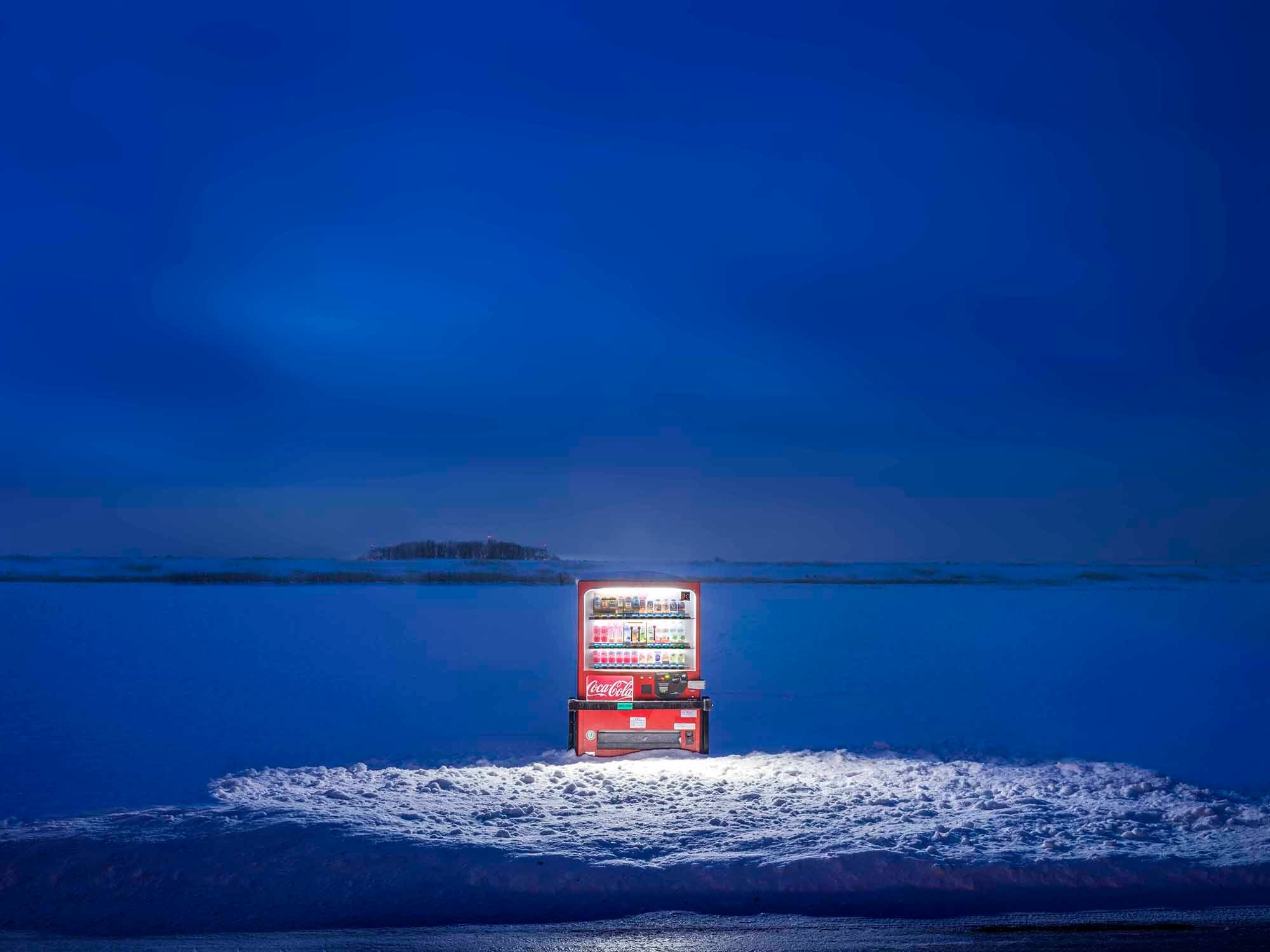 攝影｜茫茫白雪中的指路明燈攝影師走遍日本記錄孤獨自販機風景