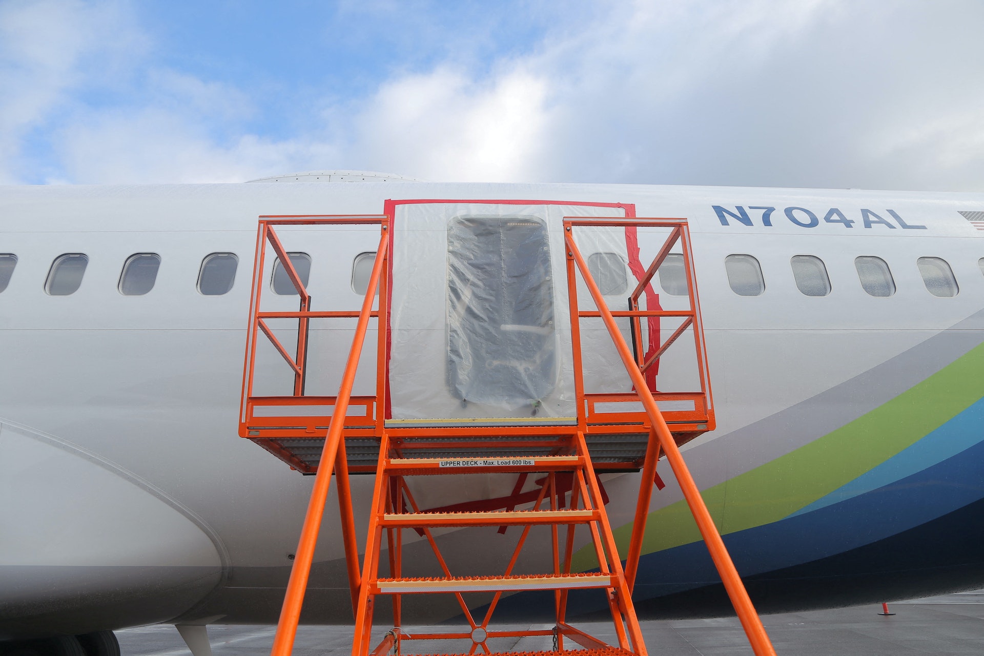 阿拉斯加航空:圖為攝於2024年1月7日的照片,顯示阿拉斯加航空一架於1月5日發生艙門飛脫意外的客機的外觀。(Reuters) 阿拉斯加航空:圖為攝於2024年1月7日的照片,顯示阿拉斯加航空一架於1月5日發生艙門飛脫意外的客機的外觀。(Reuters)