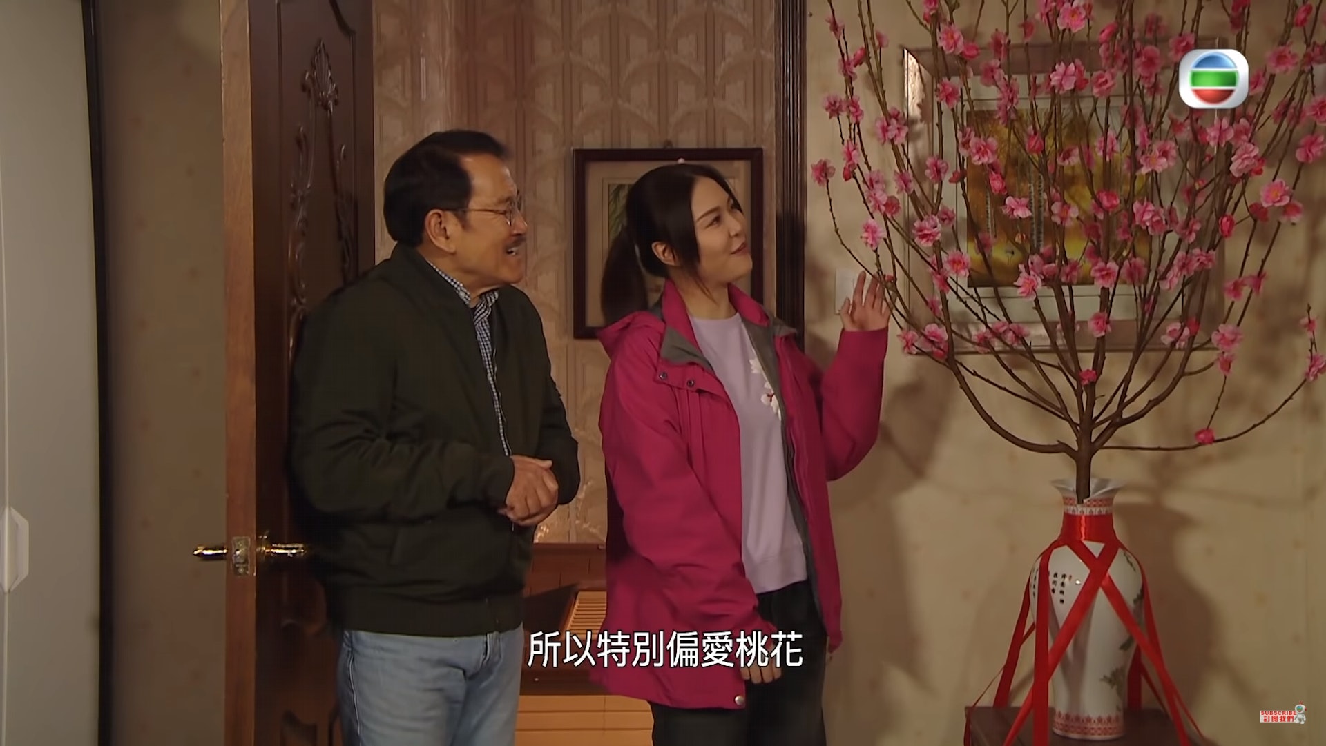 很多人喜歡逛年宵市場順道買年花。(愛回家開心速遞劇照) 很多人喜歡逛年宵市場順道買年花。(愛回家開心速遞劇照)