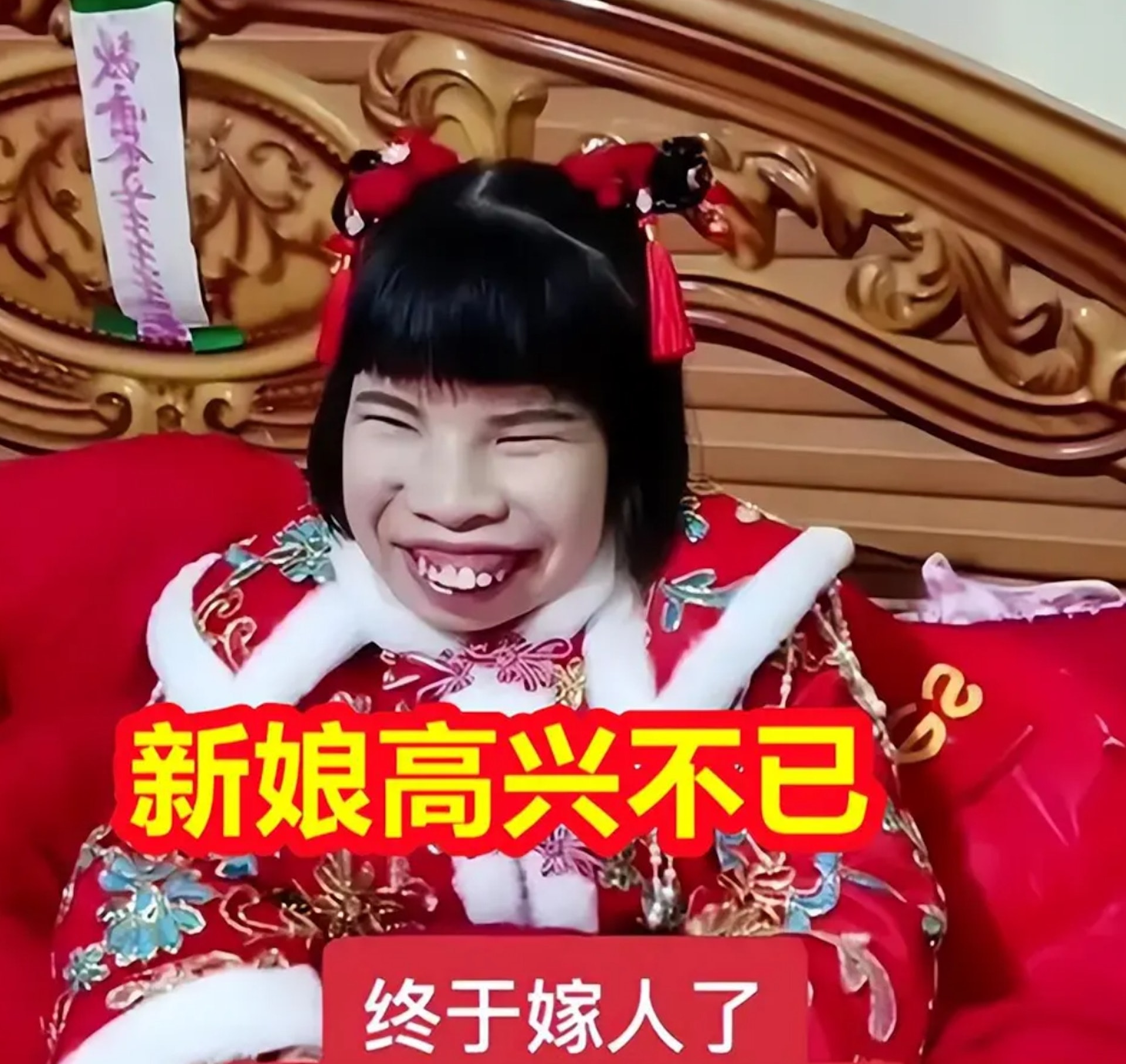 貴州一名新郎在舉辦婚禮時,整場擺著一張臭臉,且全程都沒有與一旁的妻子交流。原來因為妻子不但不是他自己挑的,外貌更與他的理想型相差甚遠。(網易圖片) 貴州一名新郎在舉辦婚禮時,整場擺著一張臭臉,且全程都沒有與一旁的妻子交流。原來因為妻子不但不是他自己挑的,外貌更與他的理想型相差甚遠。(網易圖片)