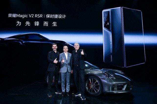Honor MagicV2 RSR保時捷設計摺疊屏手機。（Honor）