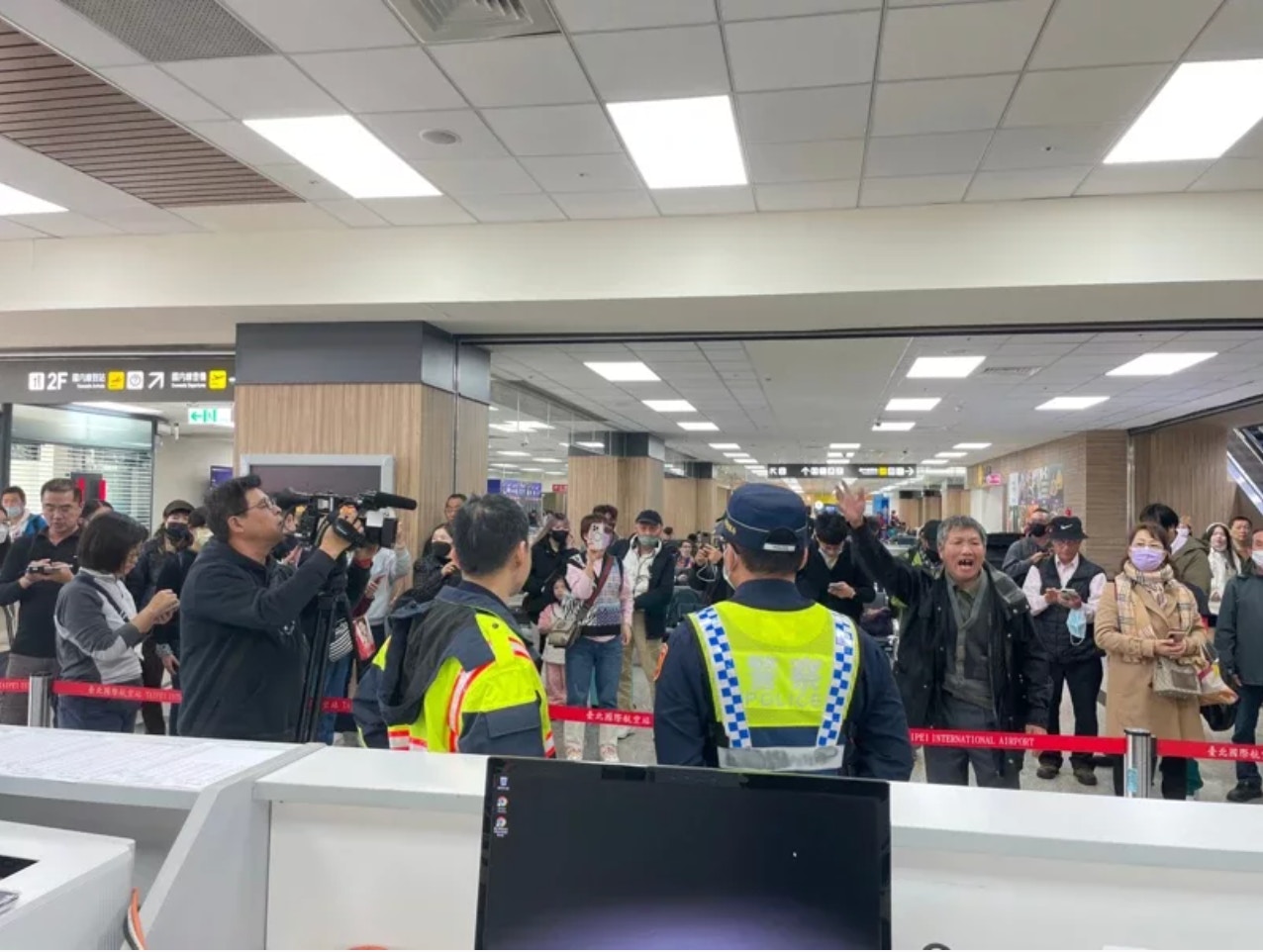 台灣有近百名民眾今晨準備從台北松山機場補票返鄉，想搭乘台灣民航局與台防部協調加開的軍機返回金門投票。（翻攝聯合報）