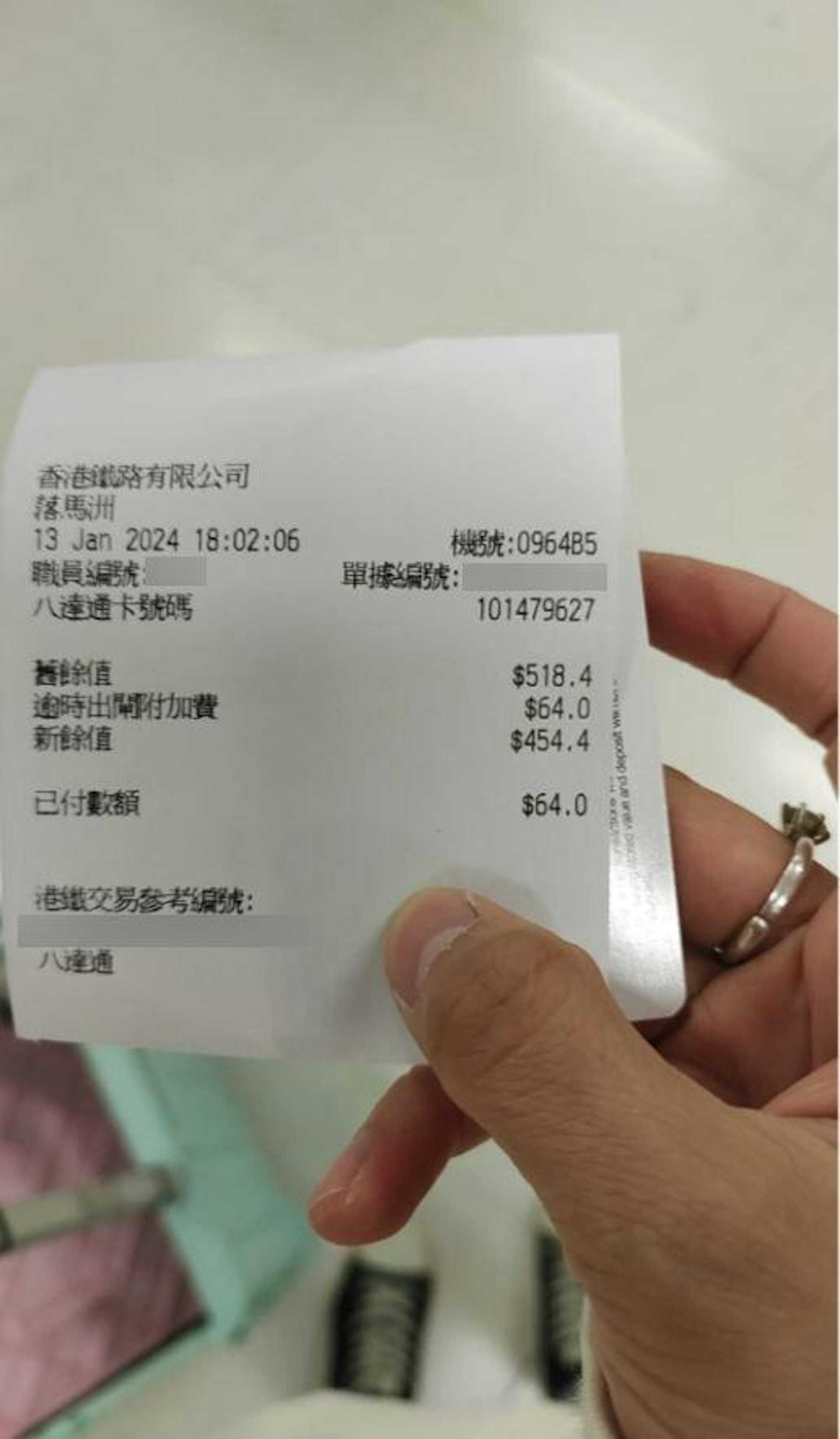 1名內地網民指自己早前乘坐港鐵,到目的地後去洗手間,不料後來未能順利出閘,後來發現原來自己在港鐵站內長達158分鐘,需支付逾時出閘附加費。(小紅書圖片) 1名內地網民指自己早前乘坐港鐵,到目的地後去洗手間,不料後來未能順利出閘,後來發現原來自己在港鐵站內長達158分鐘,需支付逾時出閘附加費。(小紅書圖片)