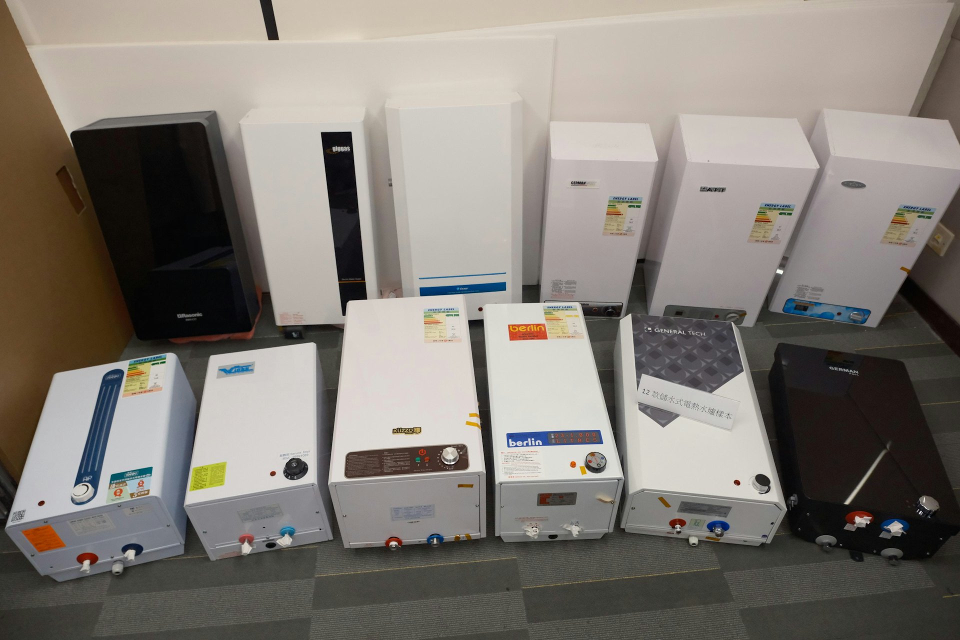 消委會與機電工程署測試市面上12款儲水式電熱水爐的安全及效能。(盧翊銘攝) 消委會與機電工程署測試市面上12款儲水式電熱水爐的安全及效能。(盧翊銘攝)