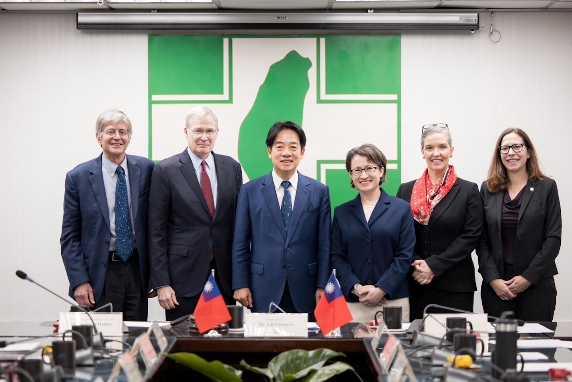 賴清德及蕭美琴接見美國跨黨派資深代表團。(台灣民進黨提供) 賴清德及蕭美琴接見美國跨黨派資深代表團。(台灣民進黨提供)