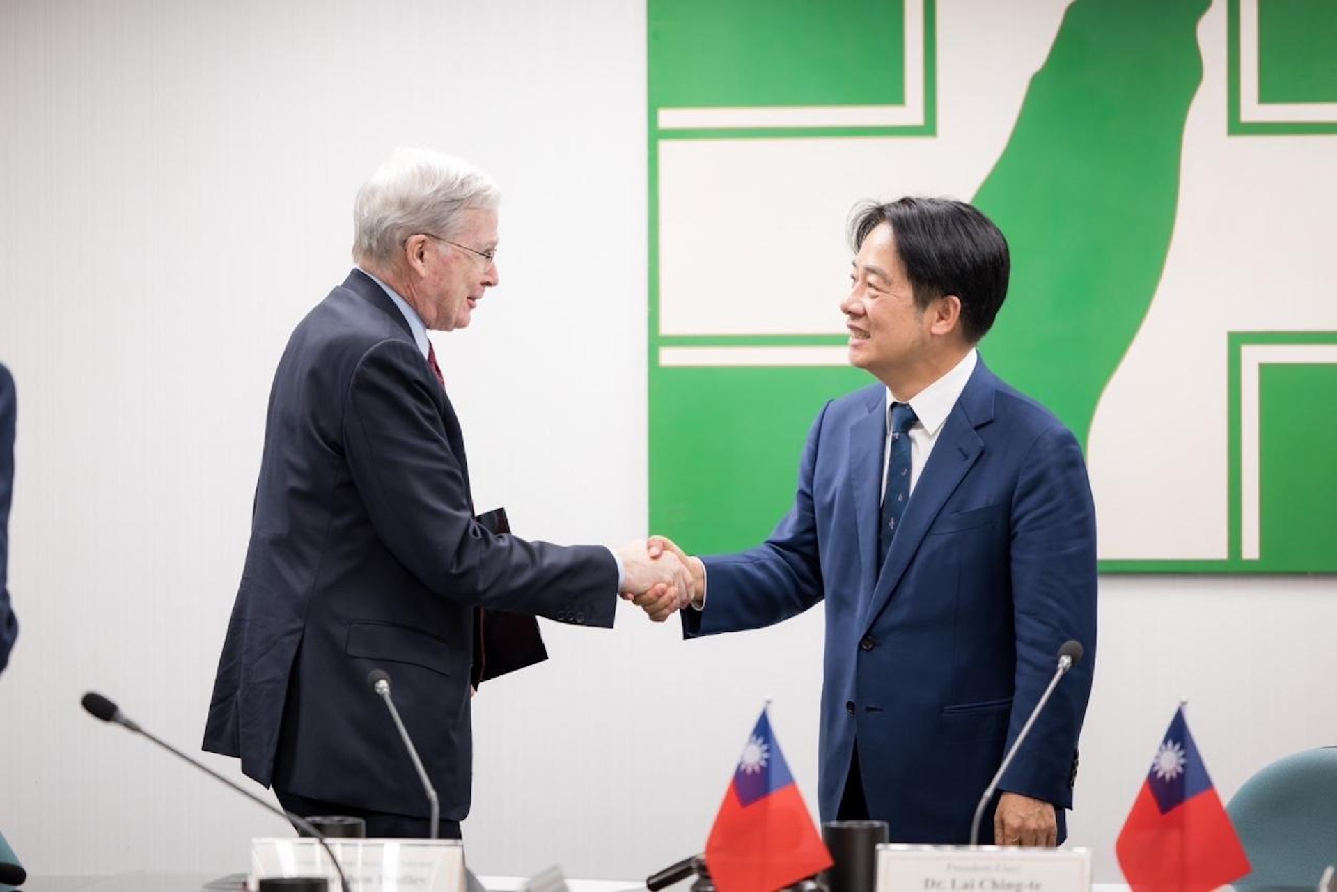 賴清德與美國前國家安全顧問哈德利(Stephen J. Hadley)握手。(台灣民進黨提供) 賴清德與美國前國家安全顧問哈德利(Stephen J. Hadley)握手。(台灣民進黨提供)