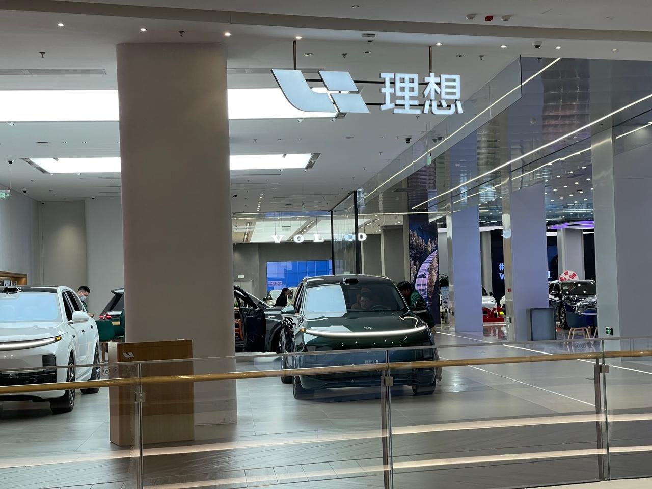 理想汽車全線劈價MEGA狠降3萬元股價挫6%失紅底