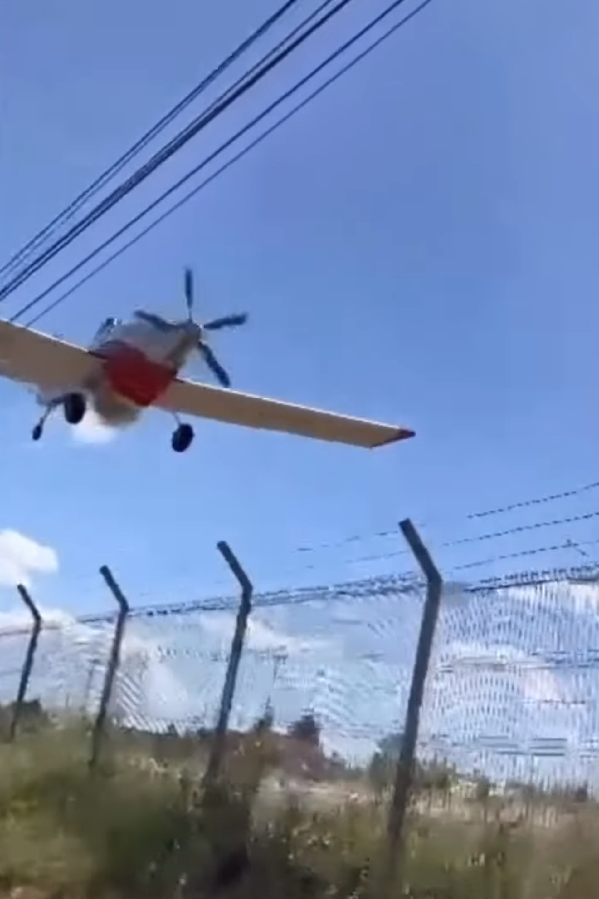 智利國家森林管理公司(CONAF)一架小型飛機2024年1月15日下午在塔爾卡(Talca)一帶撲救林火期間,因機翼誤觸電纜而失去控制,墜毀高速公路。圖為事發片段截圖。(YouTube @ARFFWorld) 智利國家森林管理公司(CONAF)一架小型飛機2024年1月15日下午在塔爾卡(Talca)一帶撲救林火期間,因機翼誤觸電纜而失去控制,墜毀高速公路。圖為事發片段截圖。(YouTube @ARFFWorld)