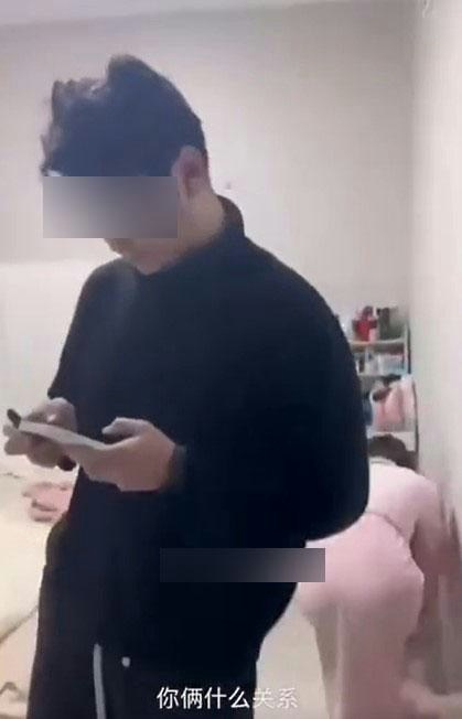 內地1名男子突然出現在女友家中，結果意外發現她的臥室中有1名陌生男子。（影片截圖）