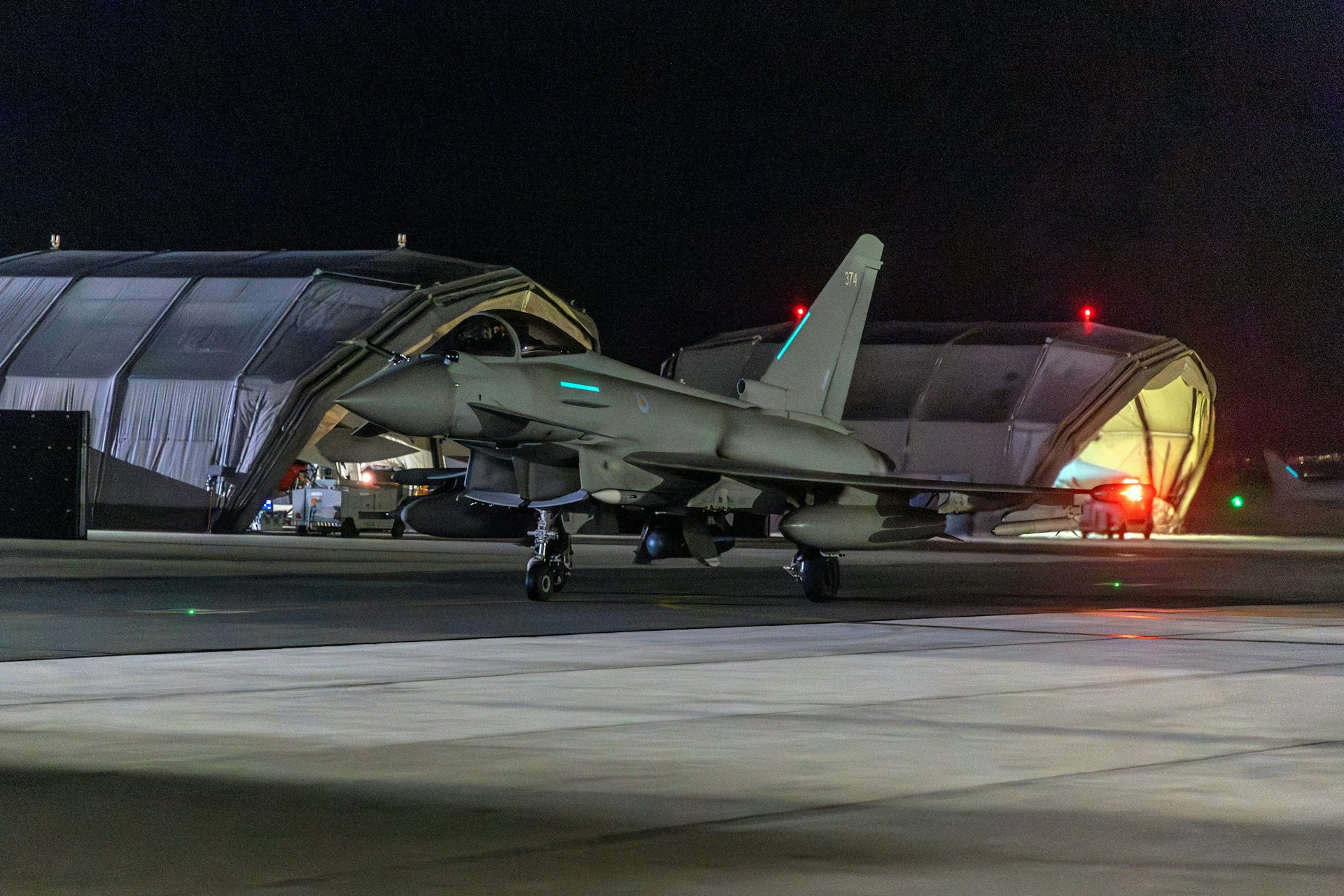 圖為1月12日,一架英國空軍的台風式戰機執行空襲任務後返回位於塞浦路斯的英國皇家空軍基地。(Reuters) 圖為1月12日,一架英國空軍的台風式戰機執行空襲任務後返回位於塞浦路斯的英國皇家空軍基地。(Reuters)