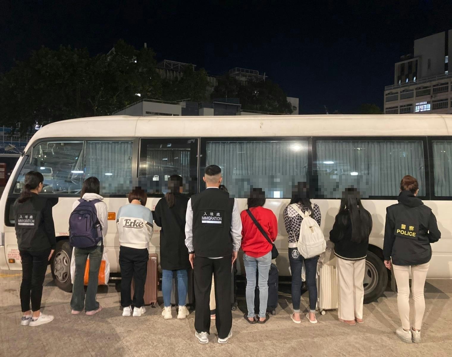 警方聯同入境處元朗區內掃黃，共拘捕25名持雙程證內地女子。（警方提供圖片)