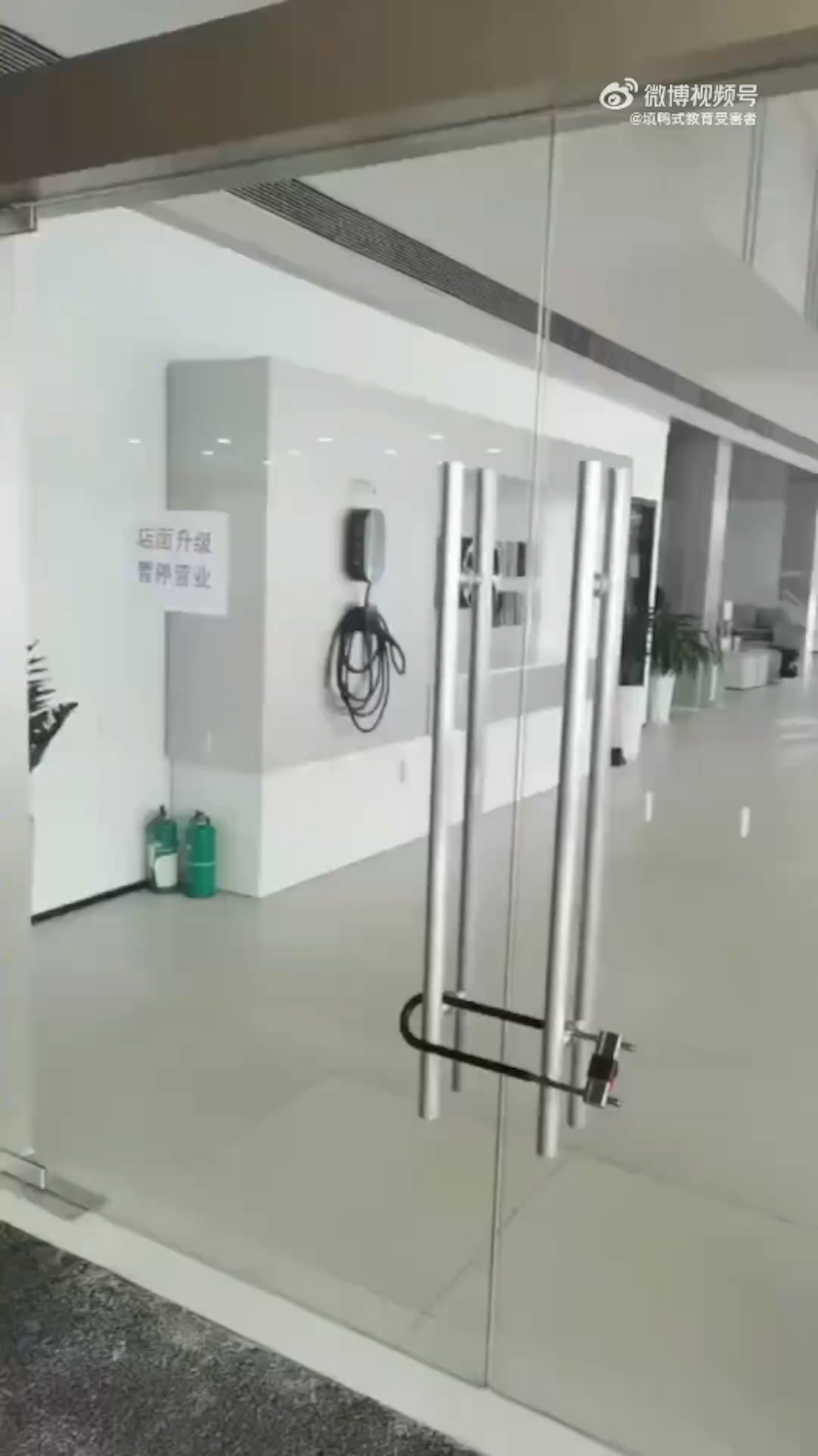 涉事公司旗下汽車門店展廳、庫房都在一夜之間變得空空蕩蕩。(影片截圖) 涉事公司旗下汽車門店展廳、庫房都在一夜之間變得空空蕩蕩。(影片截圖)