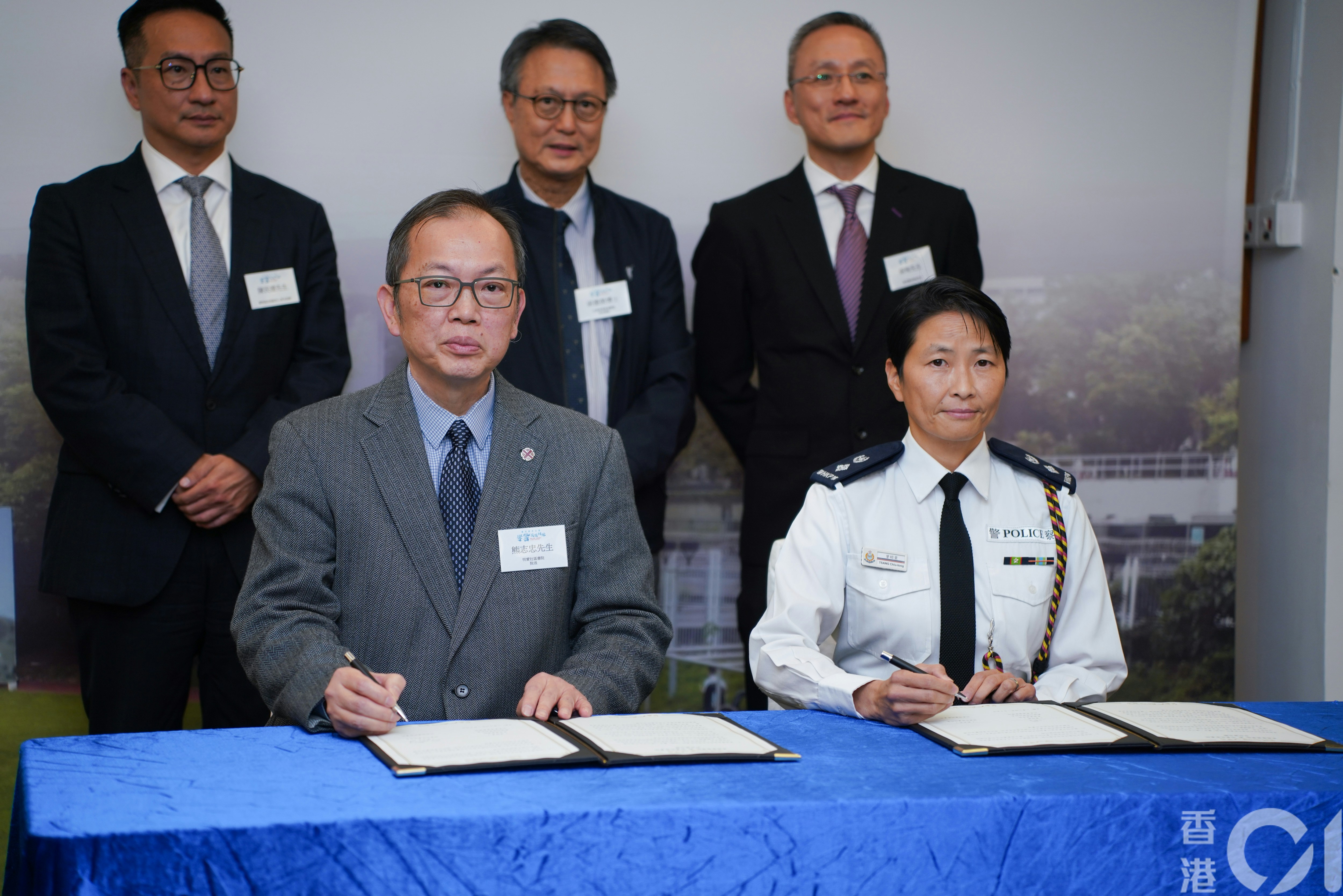 香港警察學院與三間專上院校合辦「應用教育文憑--學警預備訓練」課程，舉行簽署合作備忘錄儀式。（黃浩謙攝）