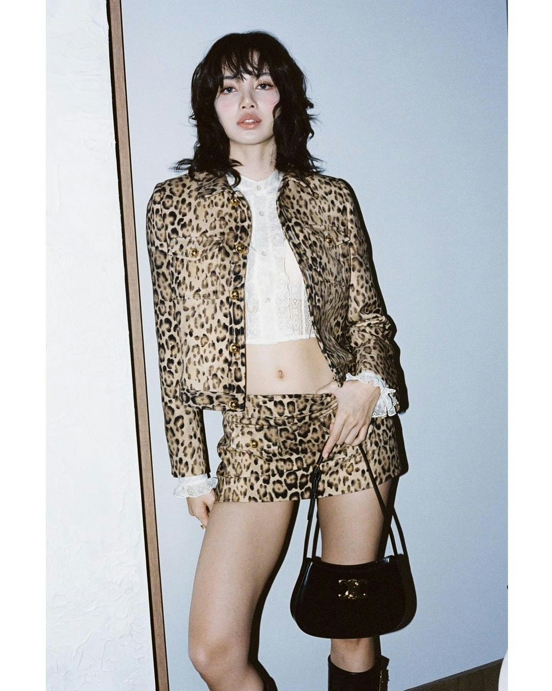 BLACKPINK Lisa率先演繹全新的黑色款Medium Tilly Bag（IG@lalalalisa_m）
