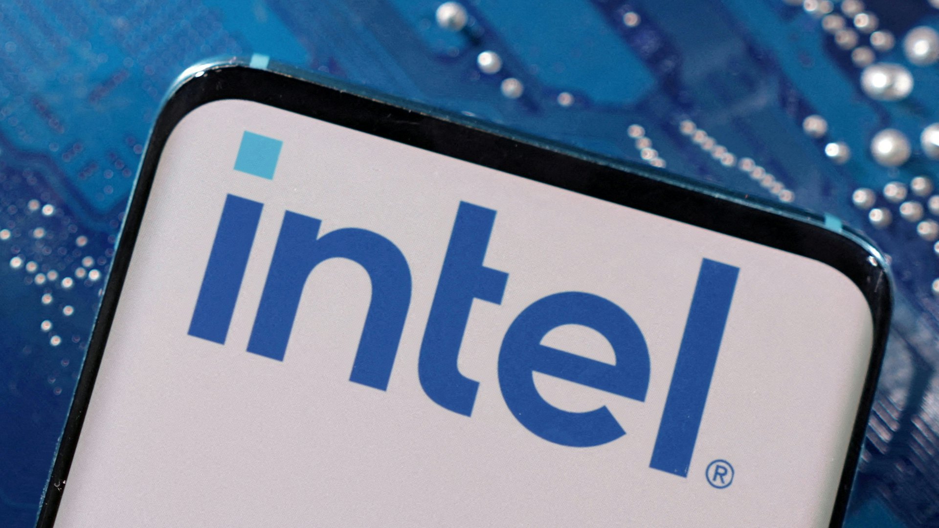 Intel據報暫准續向華為供貨 貨值數億美元 用於生產手提電腦 Intel據報暫准續向華為供貨 貨值數億美元 用於生產手提電腦