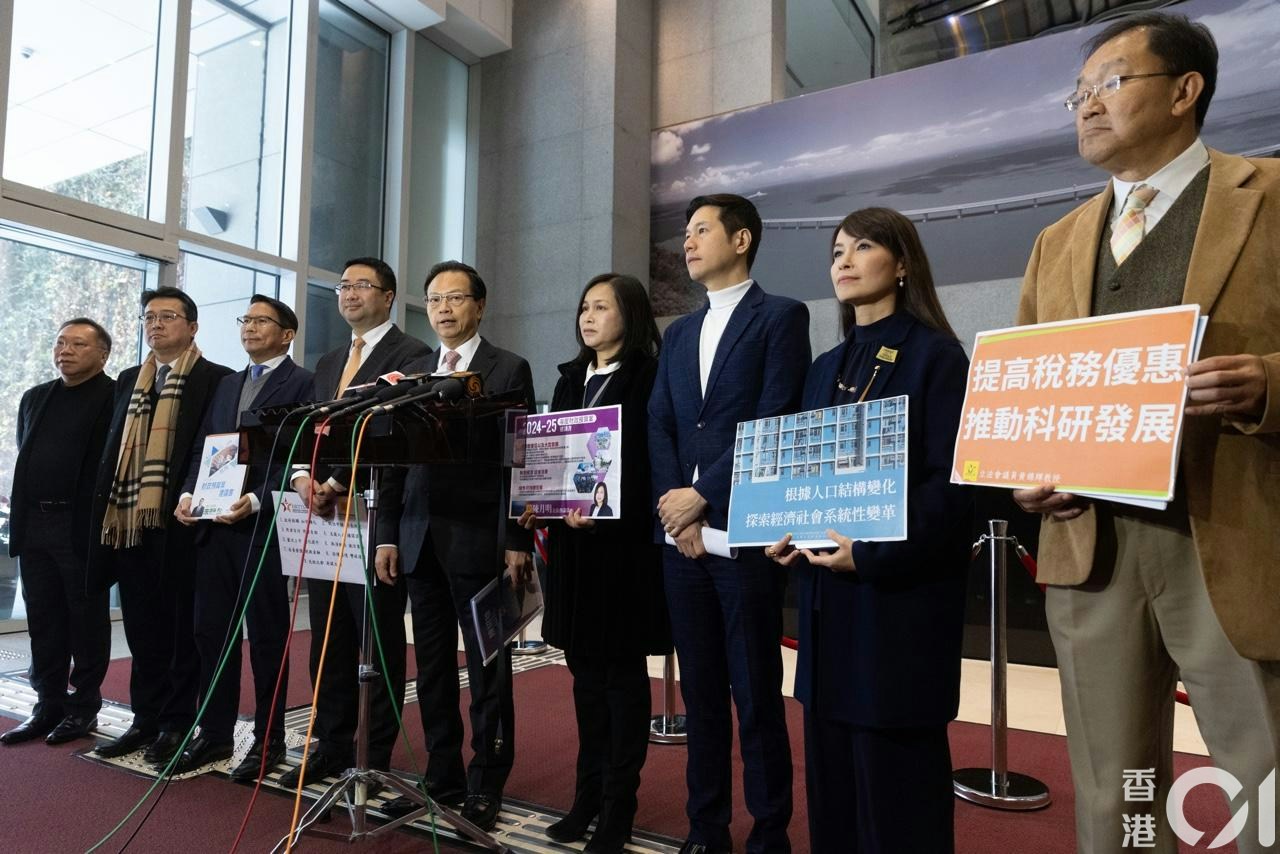 「C15+」議員江玉歡、陳紹雄、林筱魯、吳傑莊、劉智鵬、朱國強、尚海龍、陳月明及黃錦輝，在政府總部與陳茂波會面後見記者。（廖雁雄攝）
