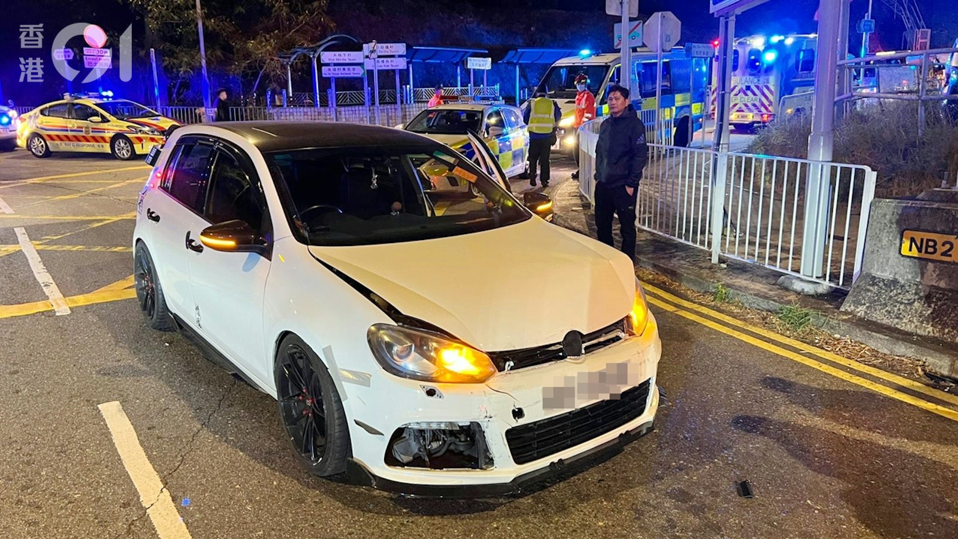 私家車撞向巴士車尾,車頭損毀。(李家傑攝) 私家車撞向巴士車尾,車頭損毀。(李家傑攝)