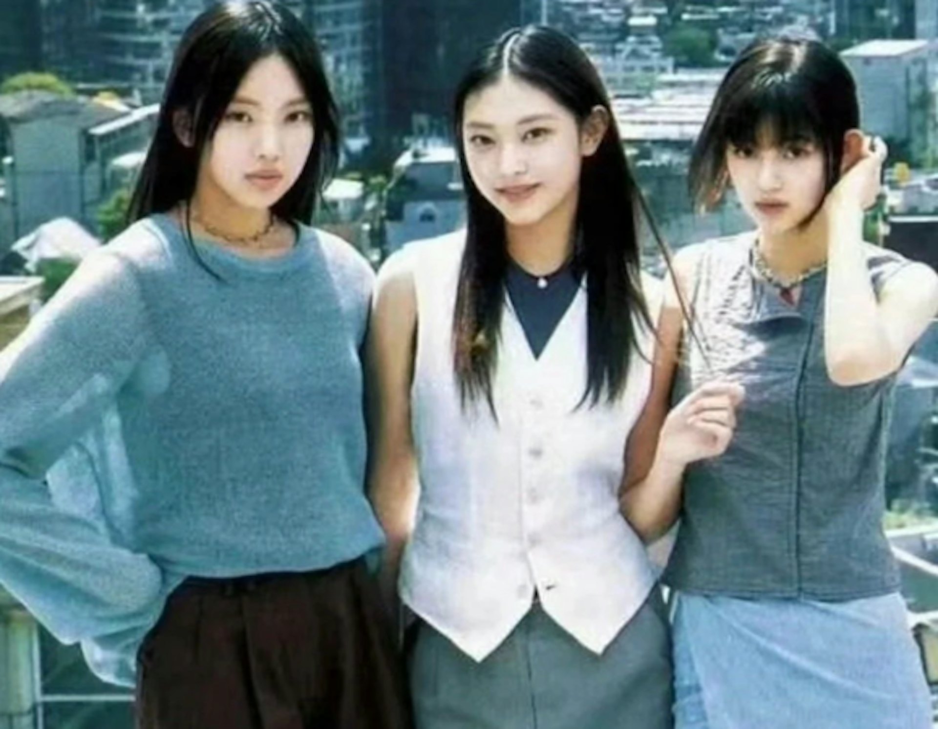 網友指出圖為NewJeans其中三名成員,由左至右Hyein、Haerin、Danielle。(微博圖片) 網友指出圖為NewJeans其中三名成員,由左至右Hyein、Haerin、Danielle。(微博圖片)