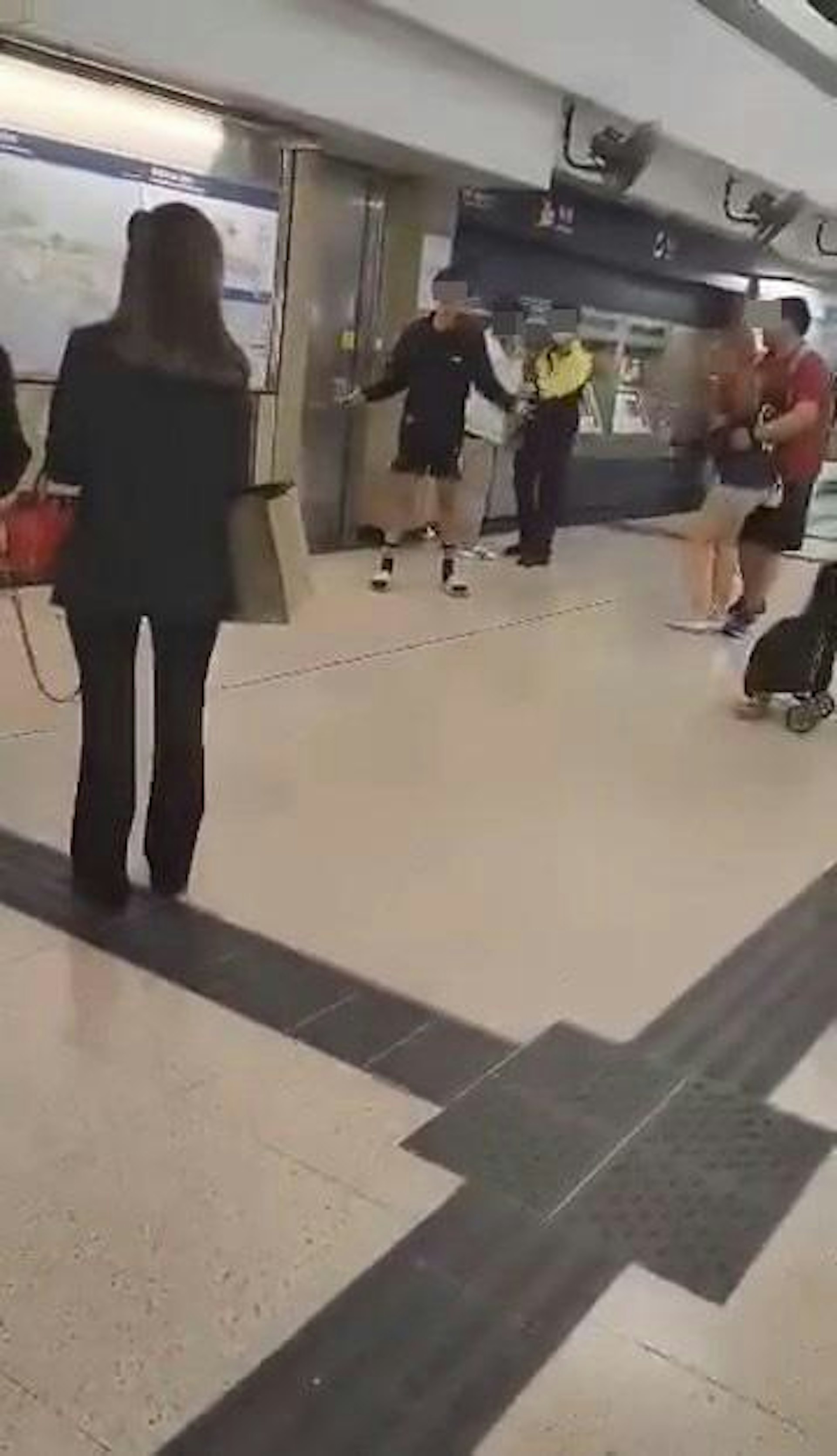 這起事件在車站內持續發酵,引起了其他乘客的注意。(圖取材自影片截圖)