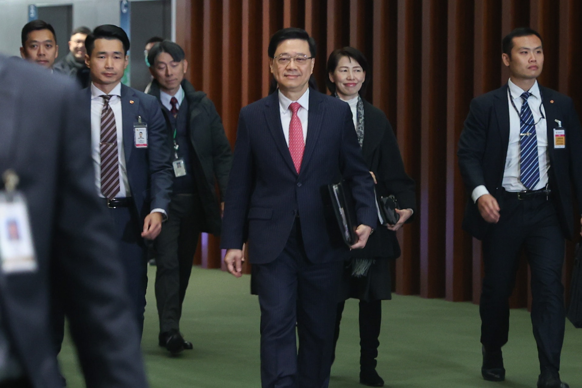 特首李家超2024年1月25日出席立法會行政長官互動交流答問會,討論推動盛事經濟以及《基本法》23條立法。(黃浩謙攝) 特首李家超2024年1月25日出席立法會行政長官互動交流答問會,討論推動盛事經濟以及《基本法》23條立法。(黃浩謙攝)
