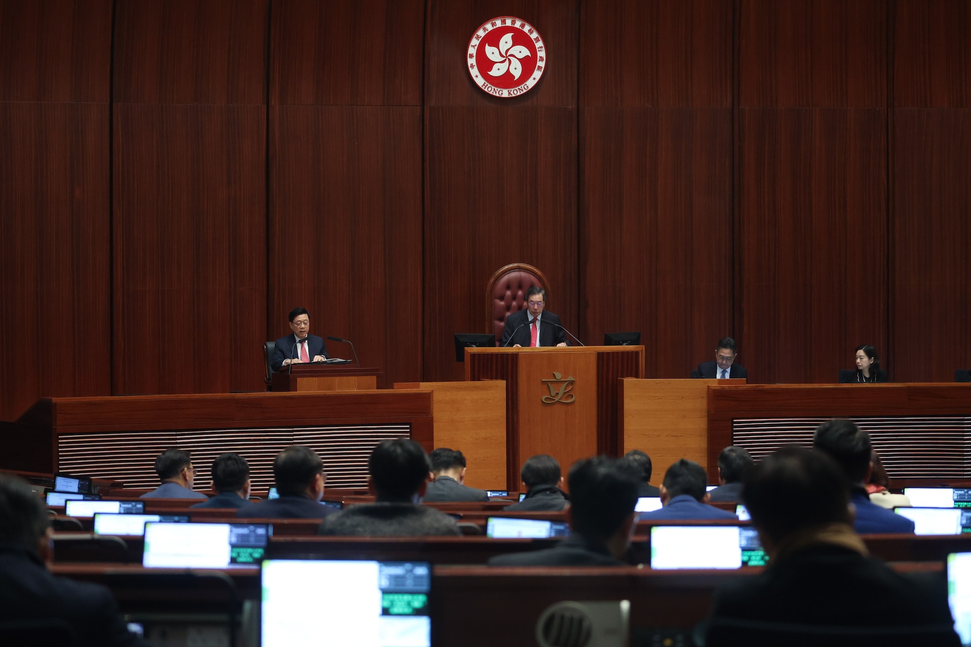 特首李家超2024年1月25日出席立法會行政長官互動交流答問會,討論推動盛事經濟以及《基本法》23條立法。(黃浩謙攝) 特首李家超2024年1月25日出席立法會行政長官互動交流答問會,討論推動盛事經濟以及《基本法》23條立法。(黃浩謙攝)
