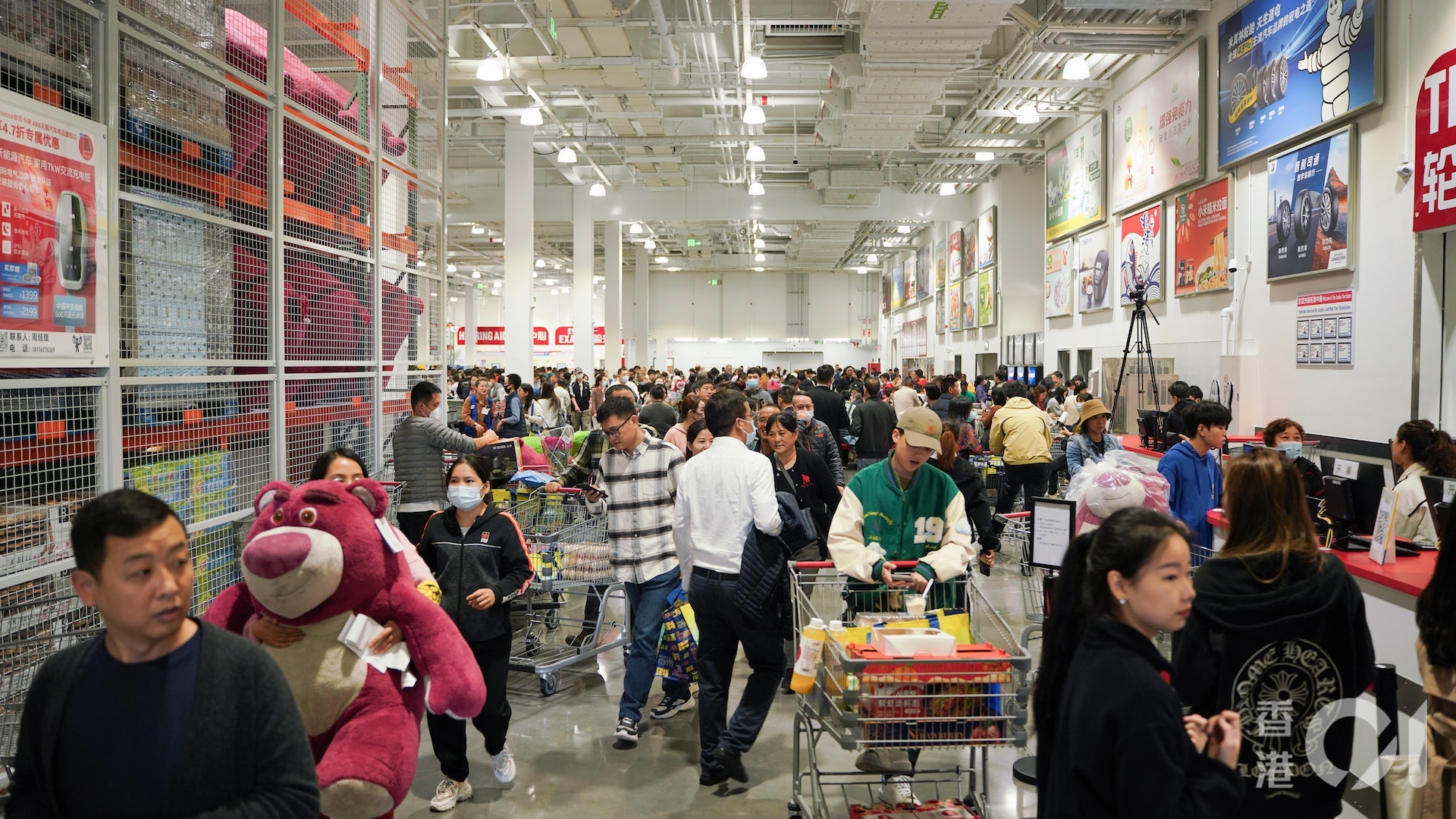 Costco的貨品種類多元化,不只有美食、家電,甚至名牌手袋、珠寶首飾。(資料圖片)