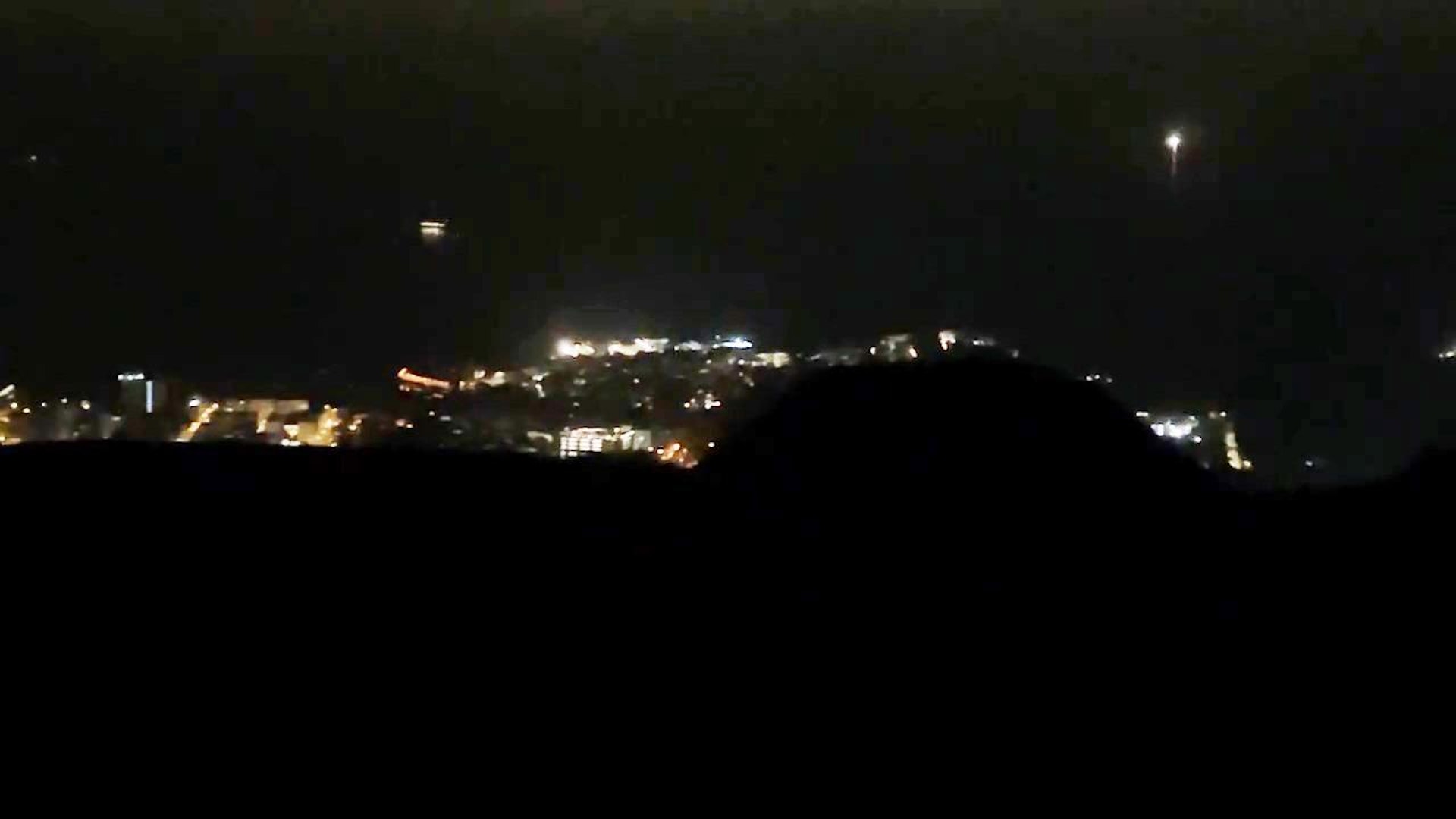 本港網絡瘋傳1段「男女野外激戰」影片。(影片截圖)