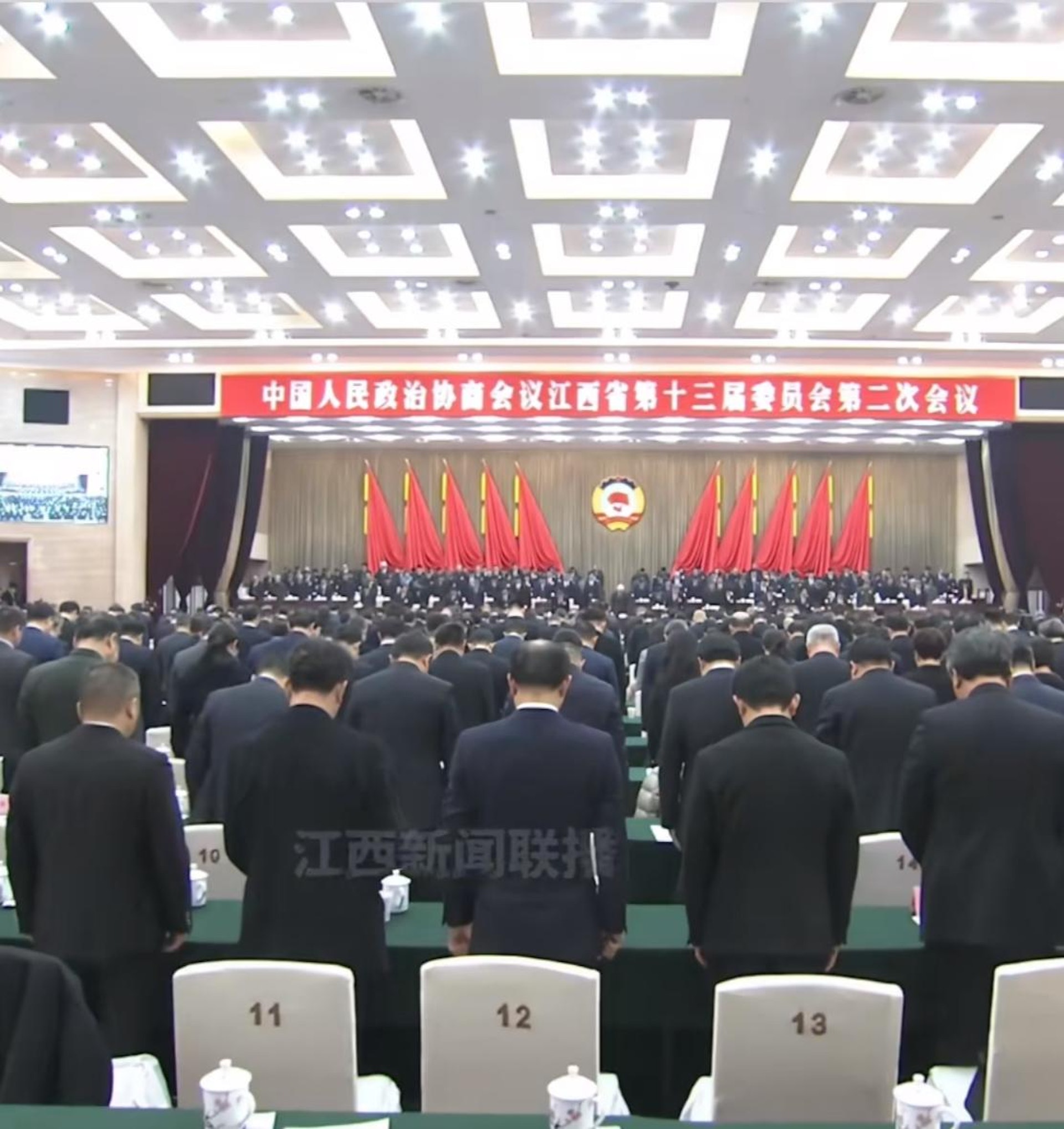 1月25日上午,江西省政協第十三屆二次會議在南昌閉幕。閉幕會開始前,全體與會人員默哀1分鐘,對江西新余「1·24」火災事故遇難者表示深切哀悼。(江西省新聞聯播) 1月25日上午,江西省政協第十三屆二次會議在南昌閉幕。閉幕會開始前,全體與會人員默哀1分鐘,對江西新余「1·24」火災事故遇難者表示深切哀悼。(江西省新聞聯播)
