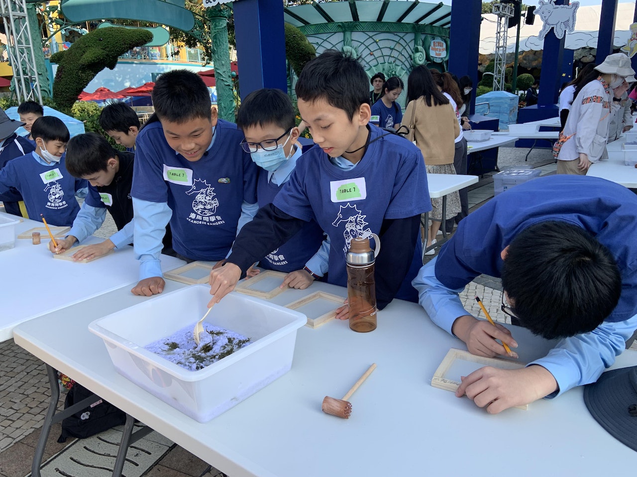 同學參與海洋公園「海馬同學會」活動,以環保先鋒作目標。(馮家俊校長提供) 同學參與海洋公園「海馬同學會」活動,以環保先鋒作目標。(馮家俊校長提供)