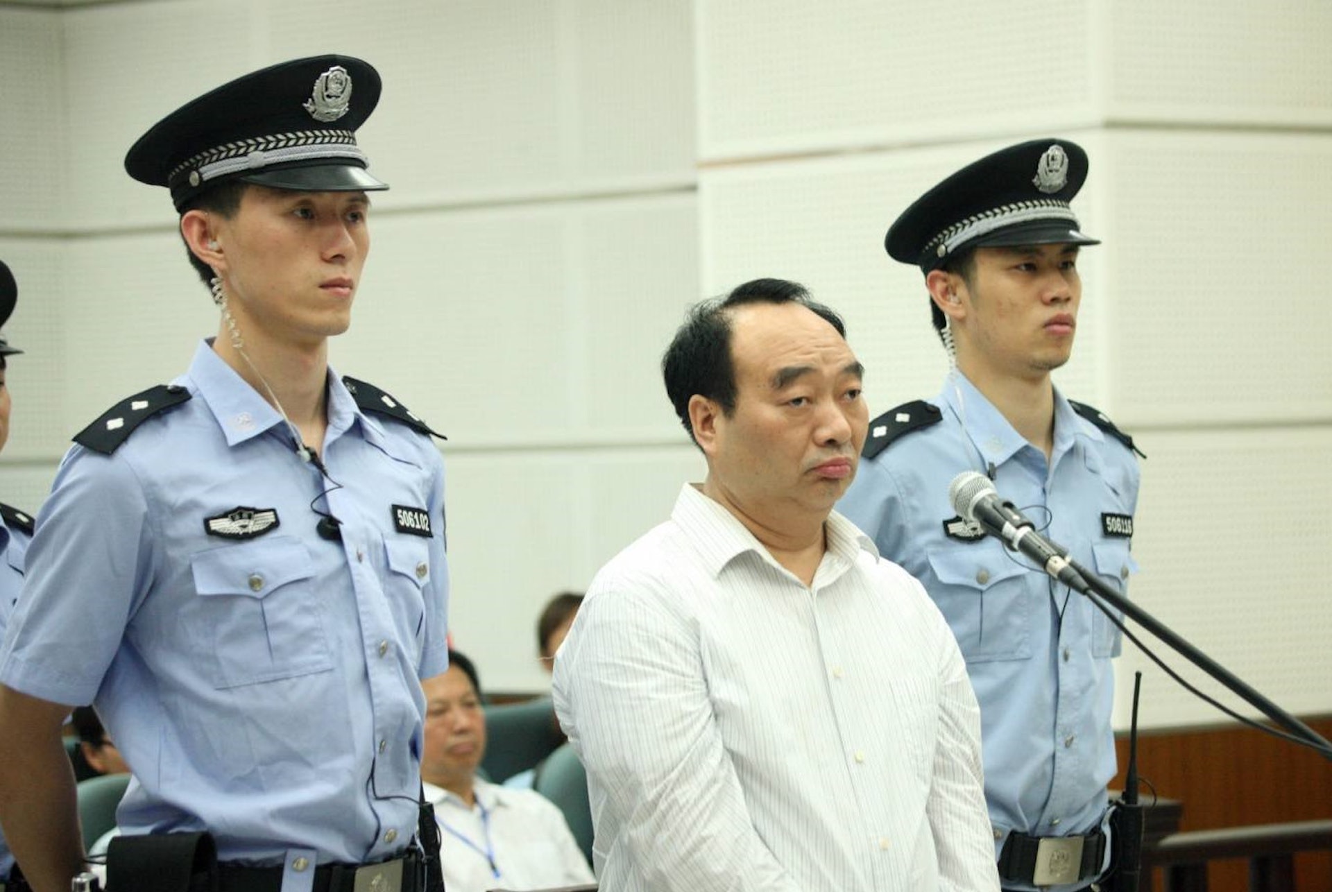 雷政富受審畫面。(微博) 雷政富受審畫面。(微博)