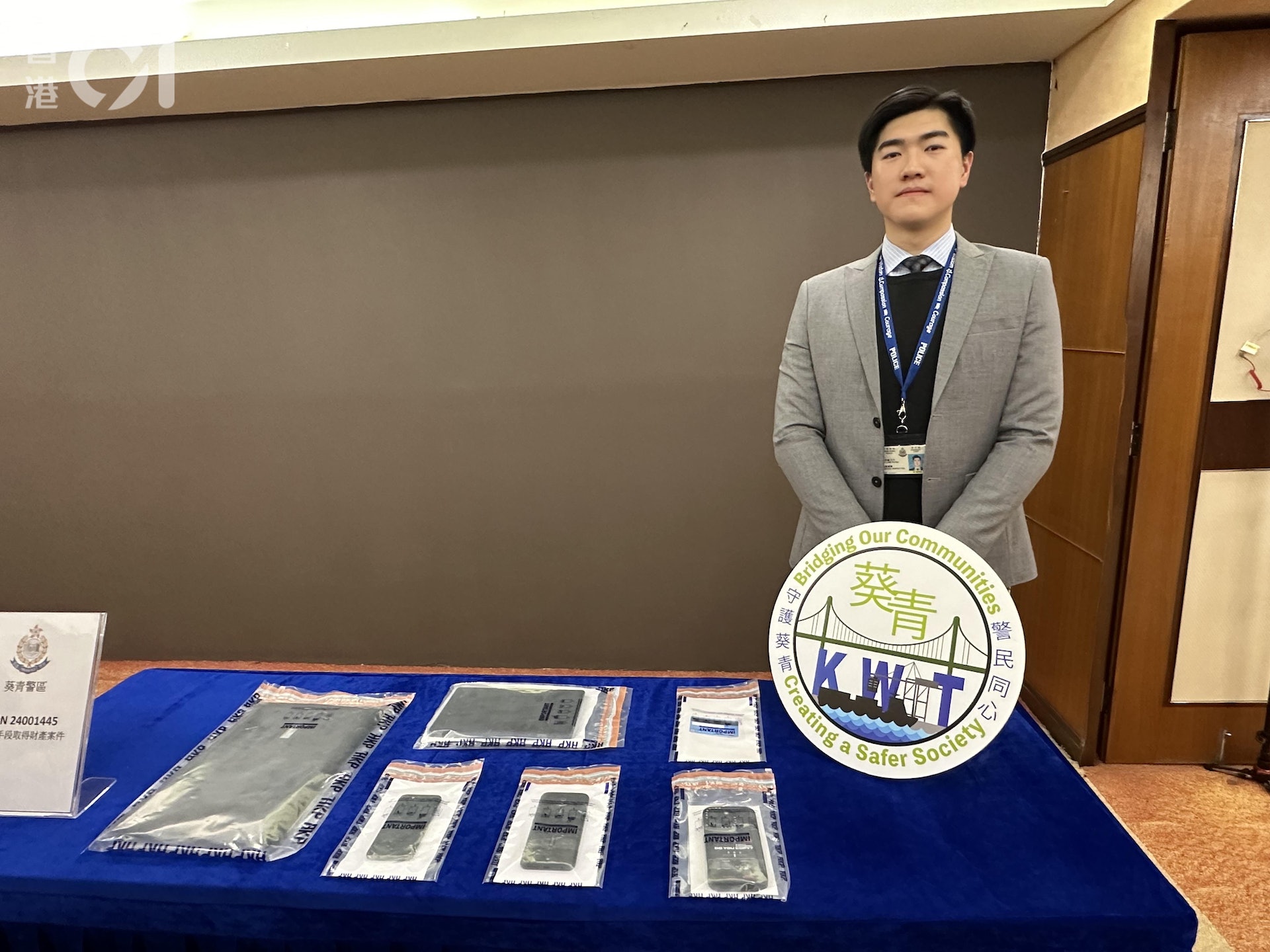 葵青警區科技及財富罪案組第一隊主管高級督察林浩廉講述一宗涉及「247足球會」前發展總監的演唱會騙案案情。(王譯揚攝) 葵青警區科技及財富罪案組第一隊主管高級督察林浩廉講述一宗涉及「247足球會」前發展總監的演唱會騙案案情。(王譯揚攝)